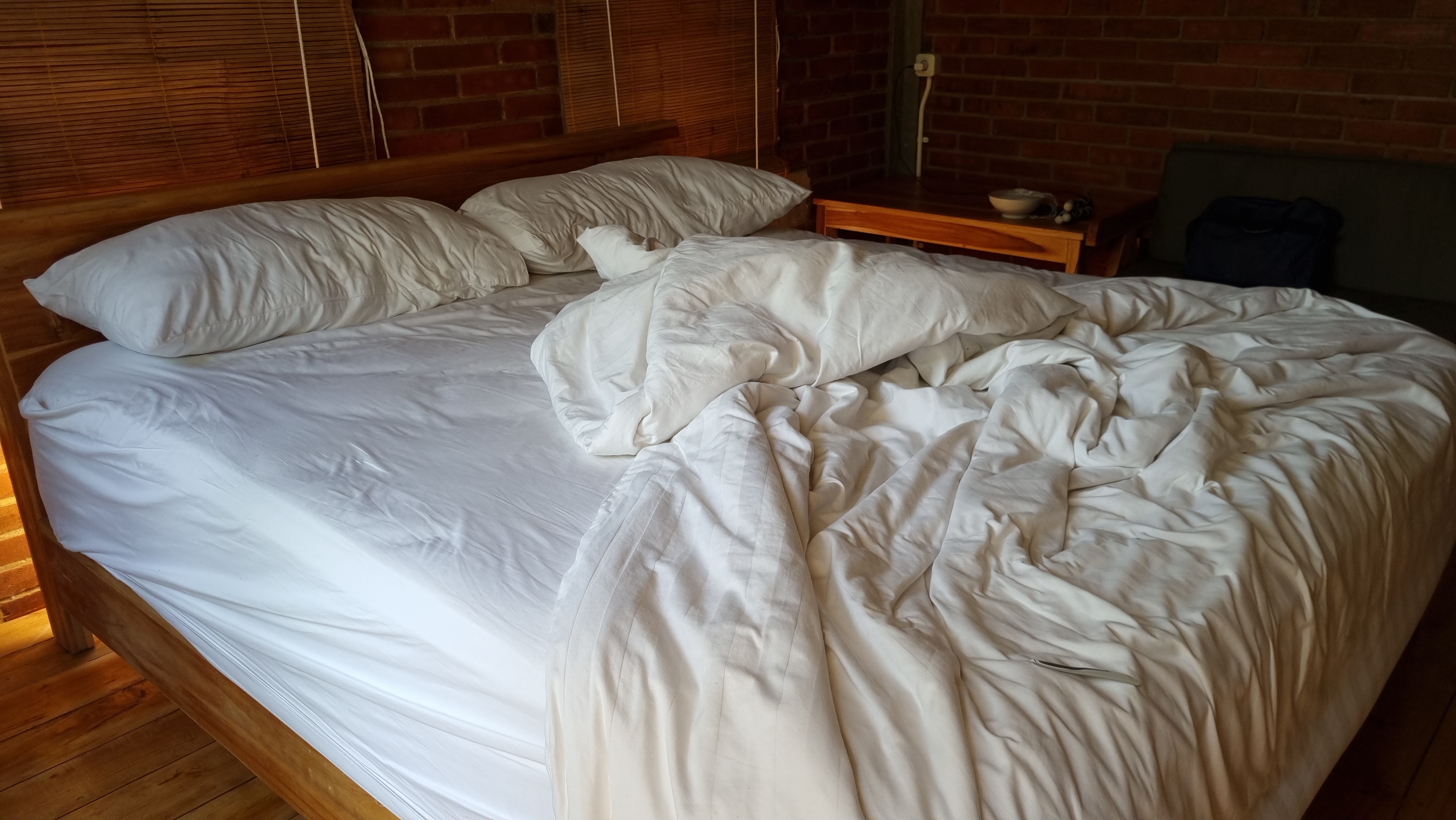 Un lit désordonné et défait | Source : Shutterstock