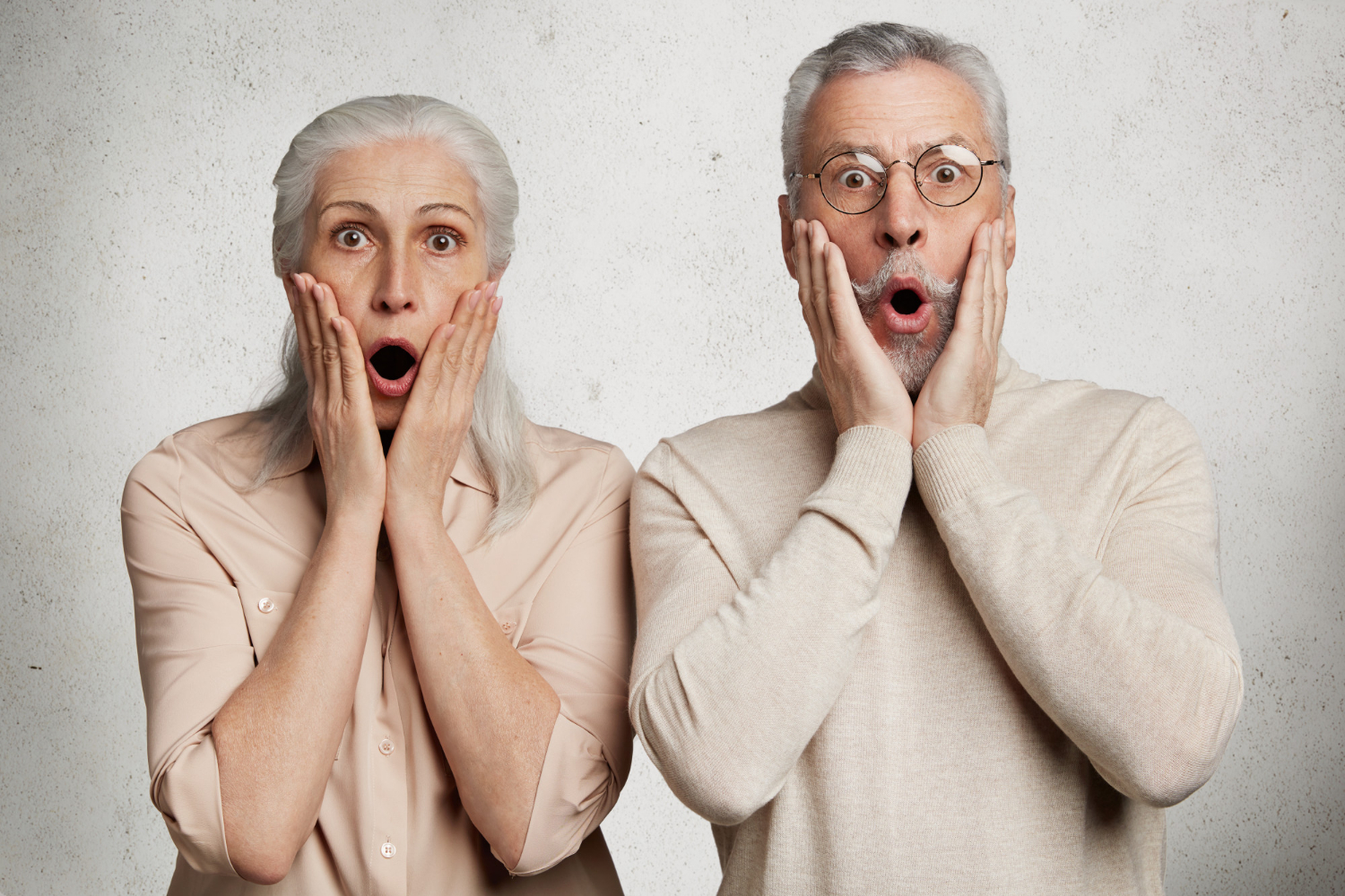 Un couple de seniors surpris | Source : Freepik