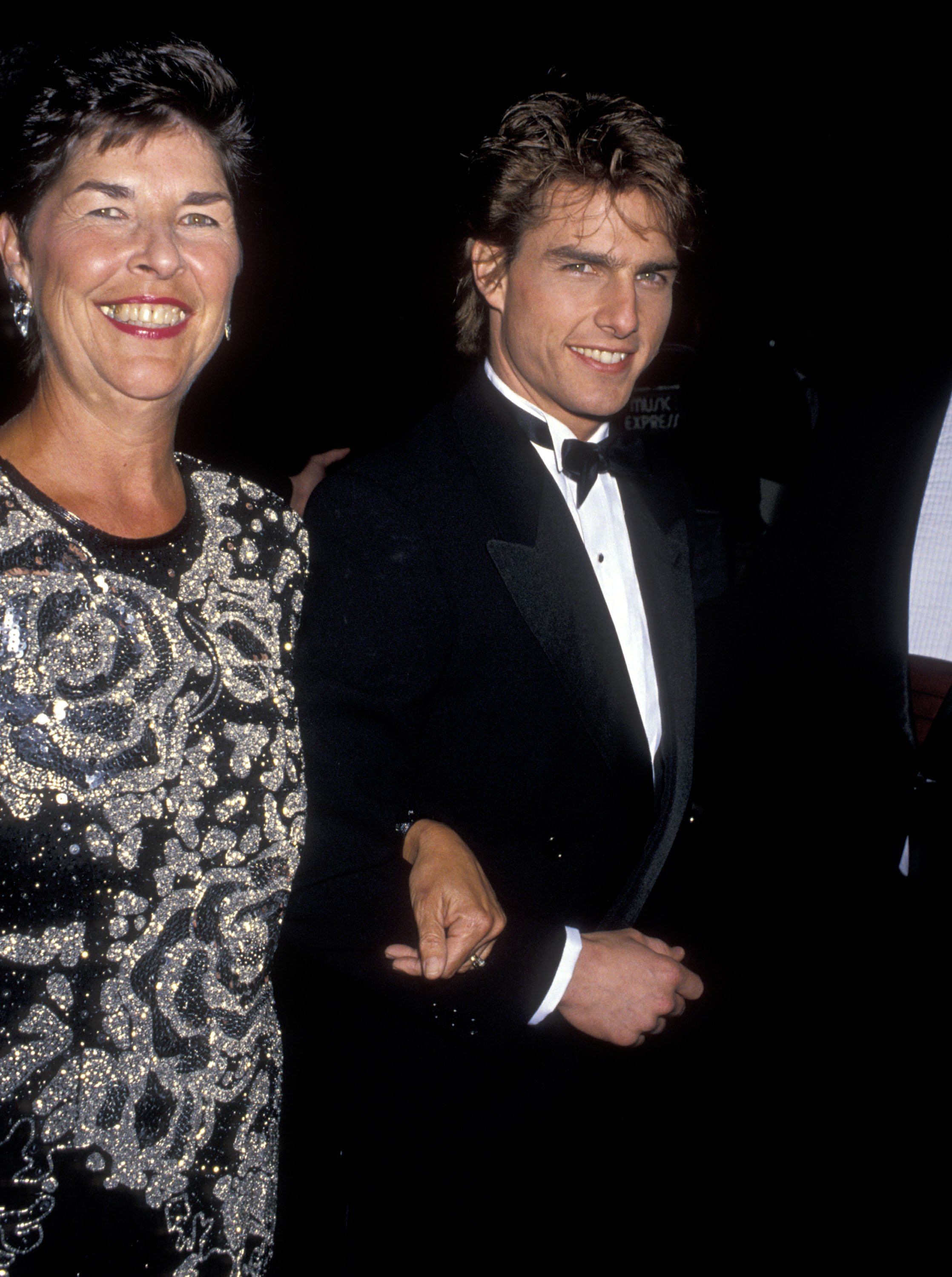 Tom Cruise et sa mère Mary Lee Pfeiffer assistent à la 47e édition des Golden Globe Awards à l'hôtel Beverly Hilton, le 20 janvier 1990, à Beverly Hills, en Californie. | Source : Getty Images