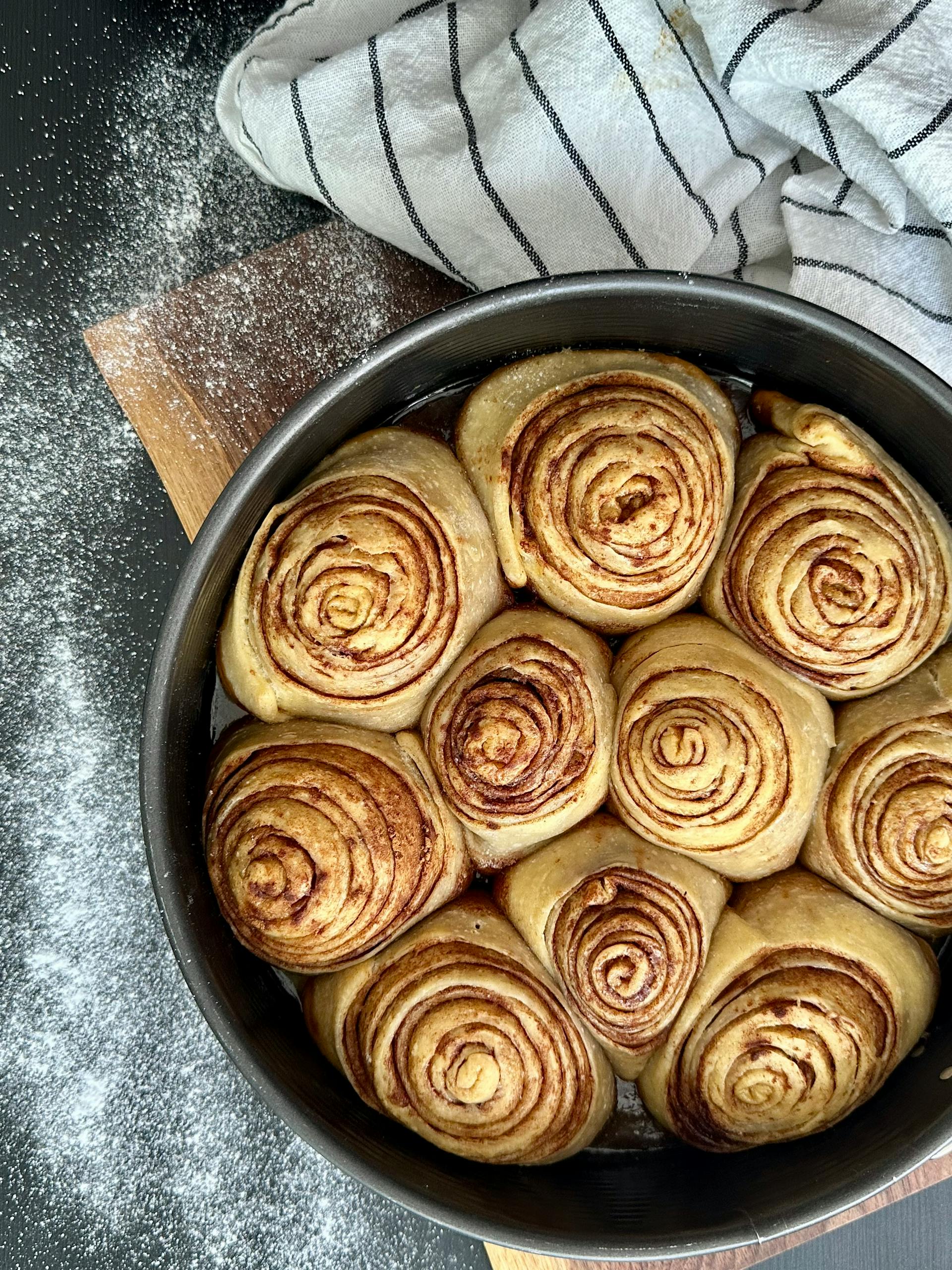 Rouleaux à la cannelle dans une poêle | Source : Pexels