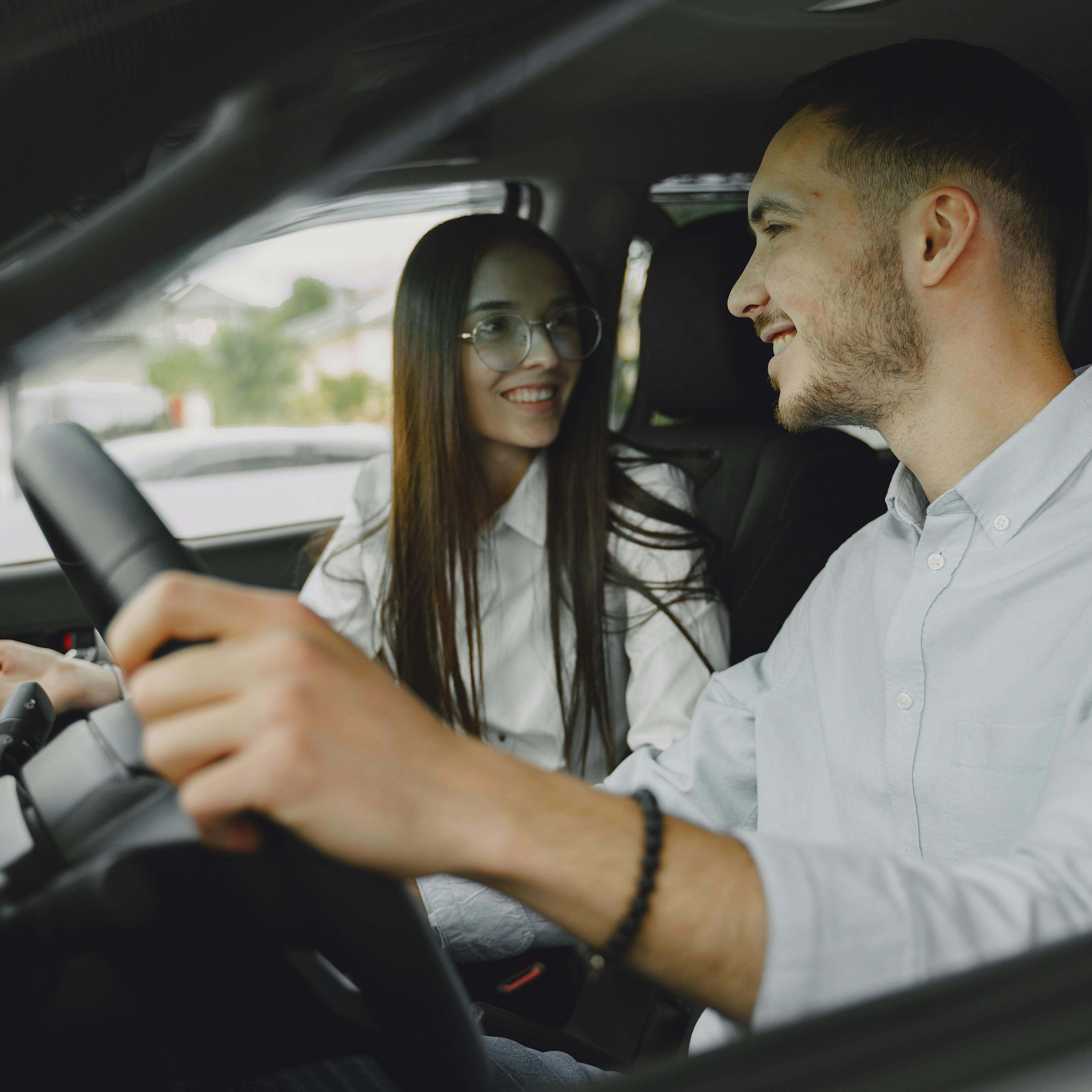 Un homme et une femme ayant une conversation tout en conduisant | Source : Pexels