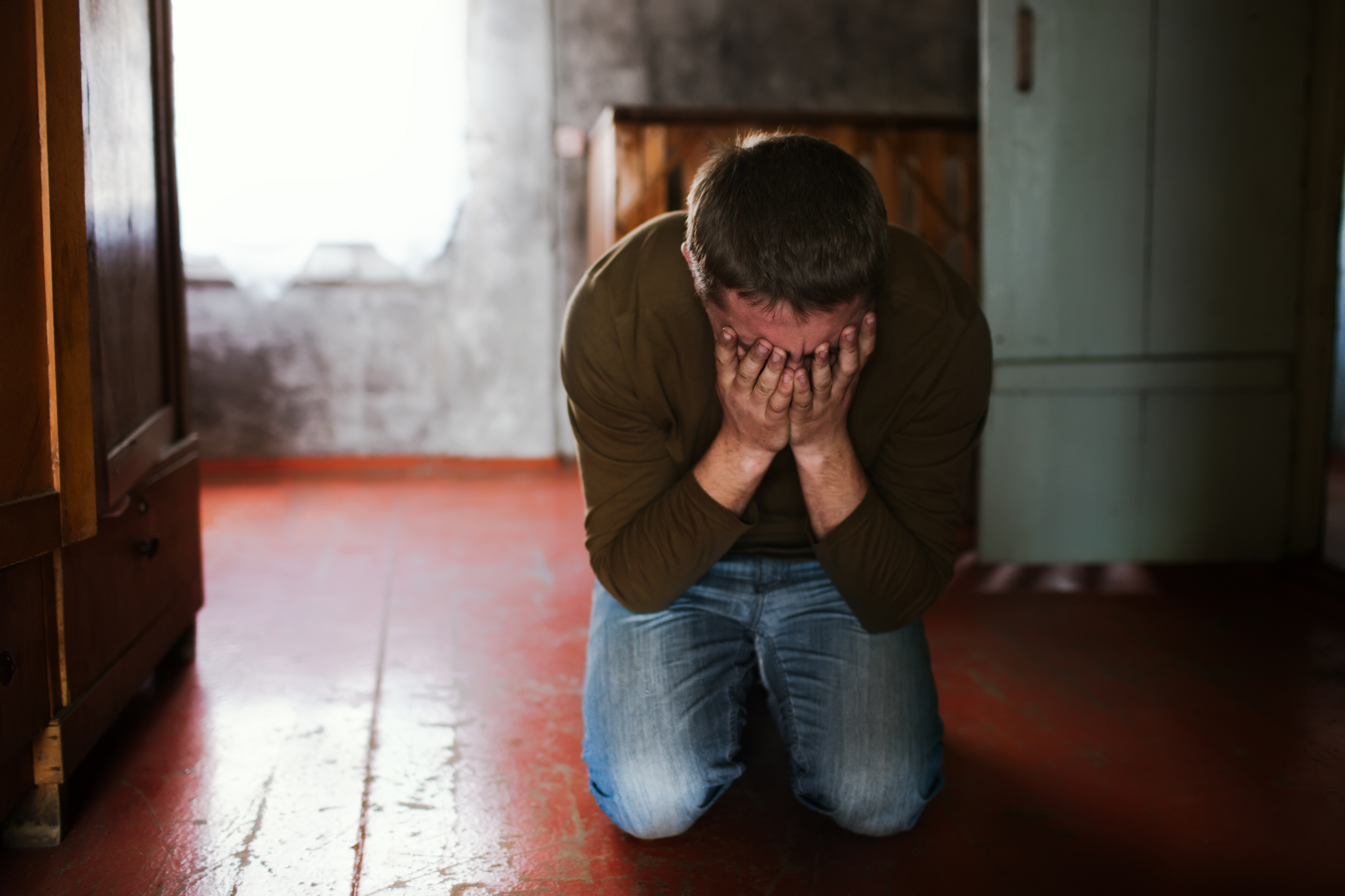 Un homme qui pleure | Source : Shutterstock