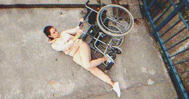 Un femme handicapée tombant d'un fauteuil roulant | Source : Shutterstock