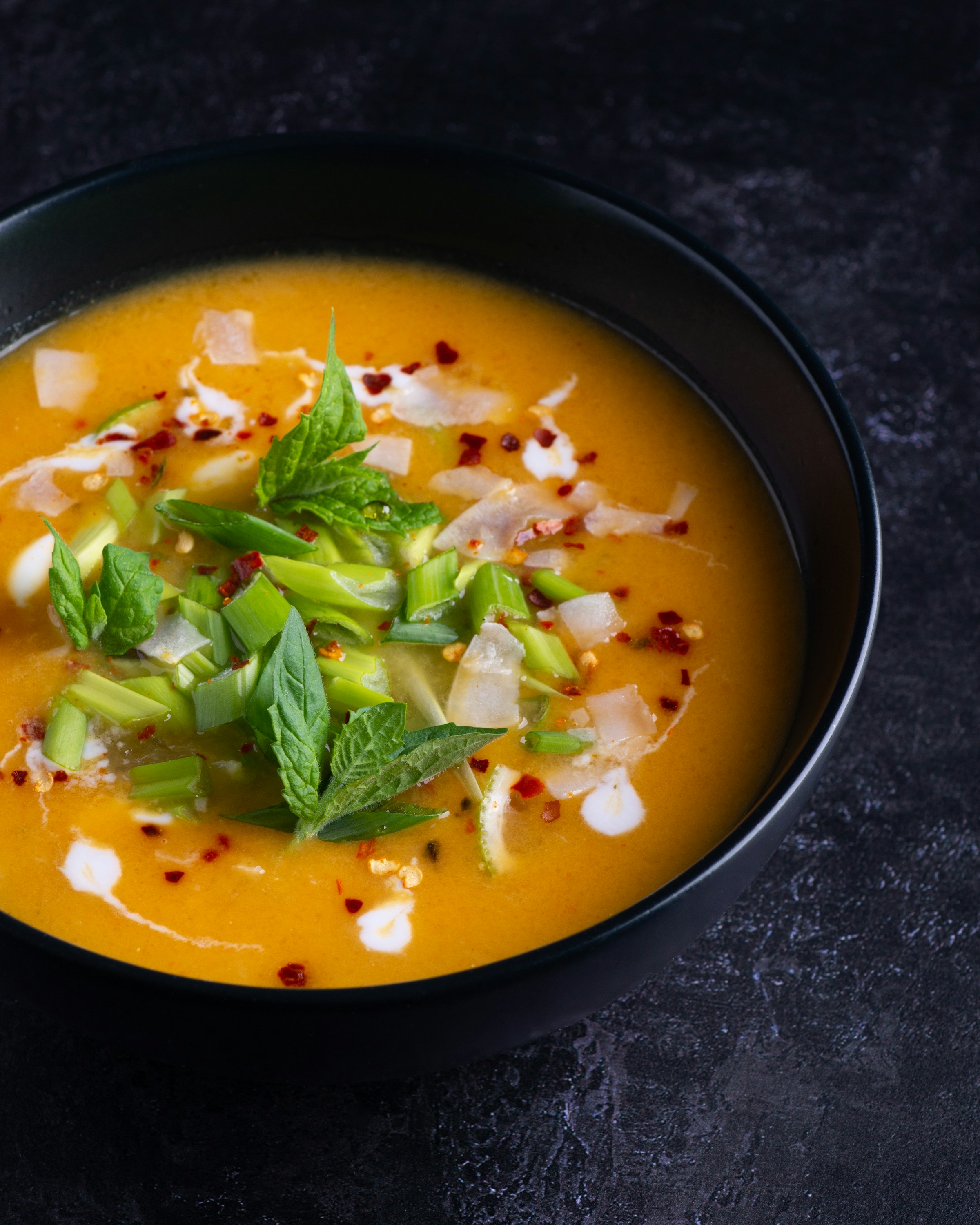 Un bol de soupe avec des légumes frais | Source : Unsplash
