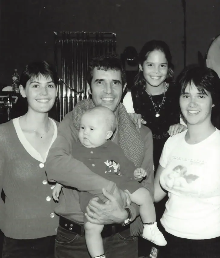 De gauche à droite: Angèle, Julien portant Barnabé, Vanille et Jeanne. | Photo : julien-clerc.net