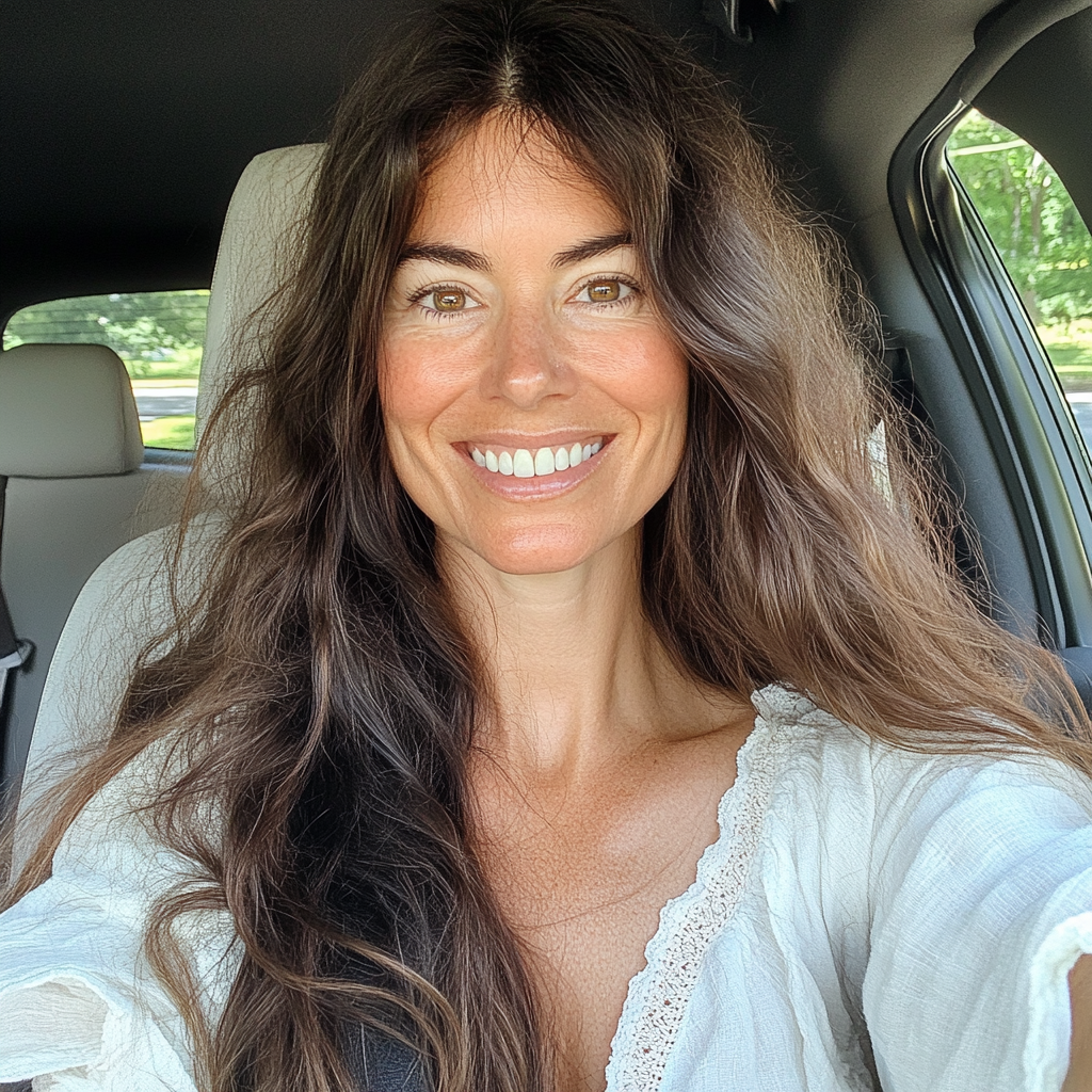 Une femme souriante assise dans une voiture | Source : Midjourney