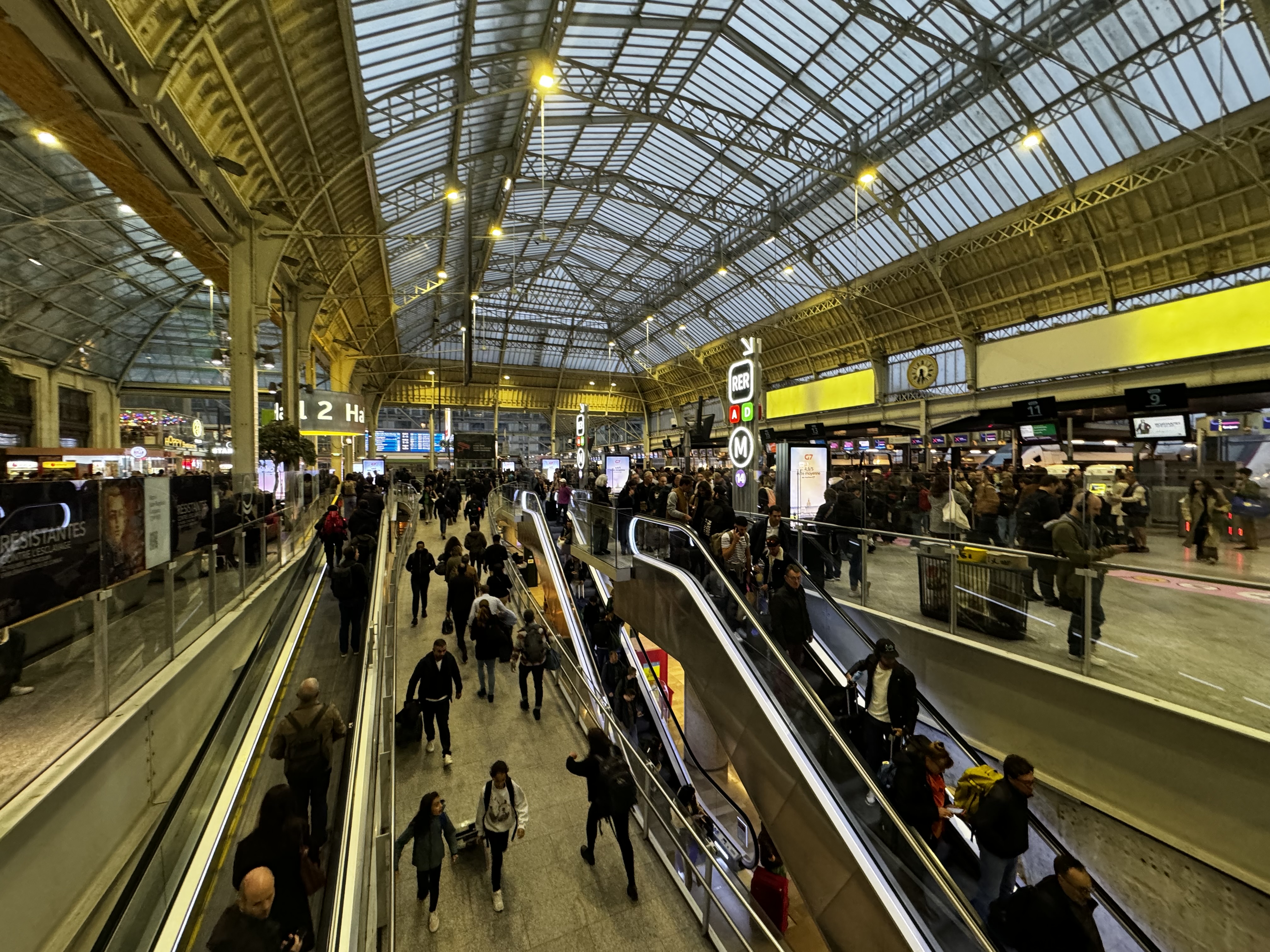 Voyageurs empruntant les escalators et les quais de la Gare-de-Lyon à Paris le 31 octobre 2024 I Source : Getty Images