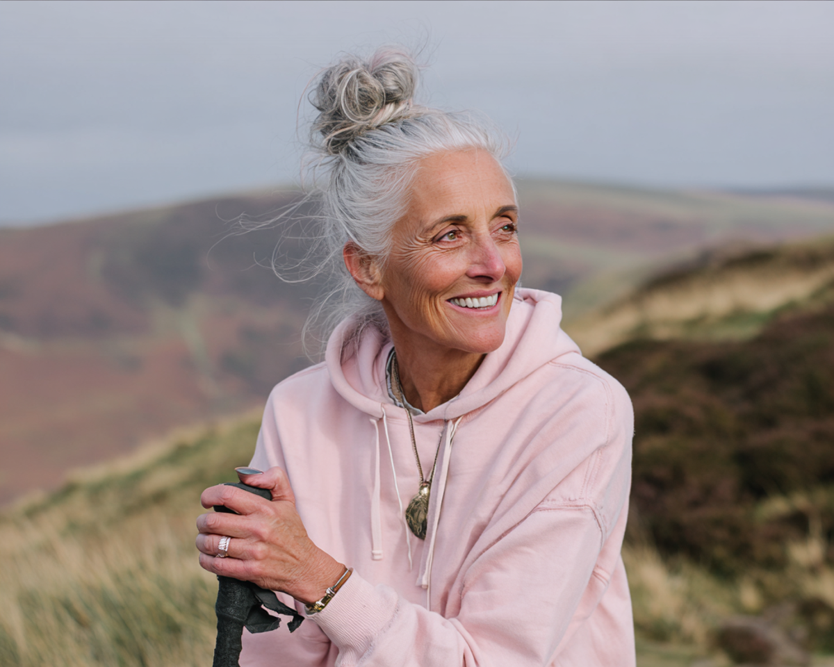 Une vieille femme souriante en survêtement rose | Source : Midjourney