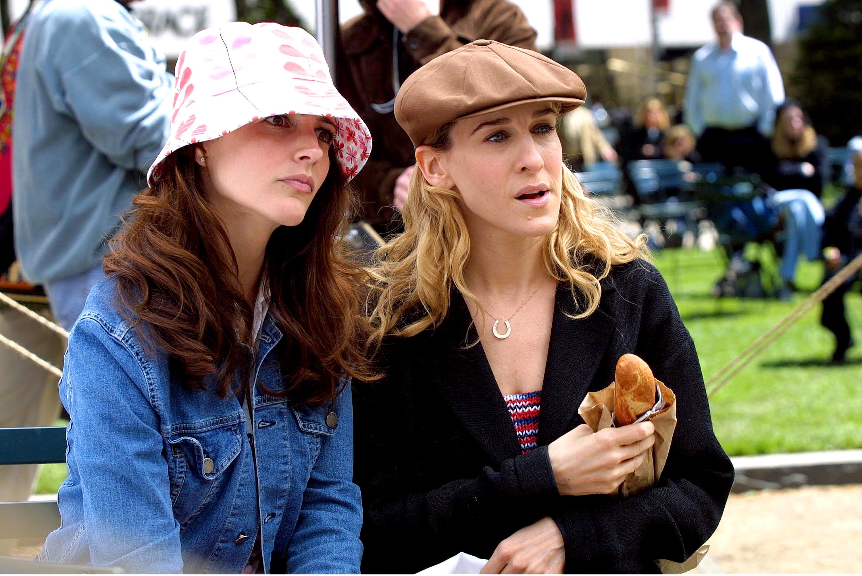 Kristin Davis et Sarah Jessica Parker vues sur le lieu de tournage de "Sex and the City" à Central Park le 8 mai 2001 à New York. | Source : Getty Images