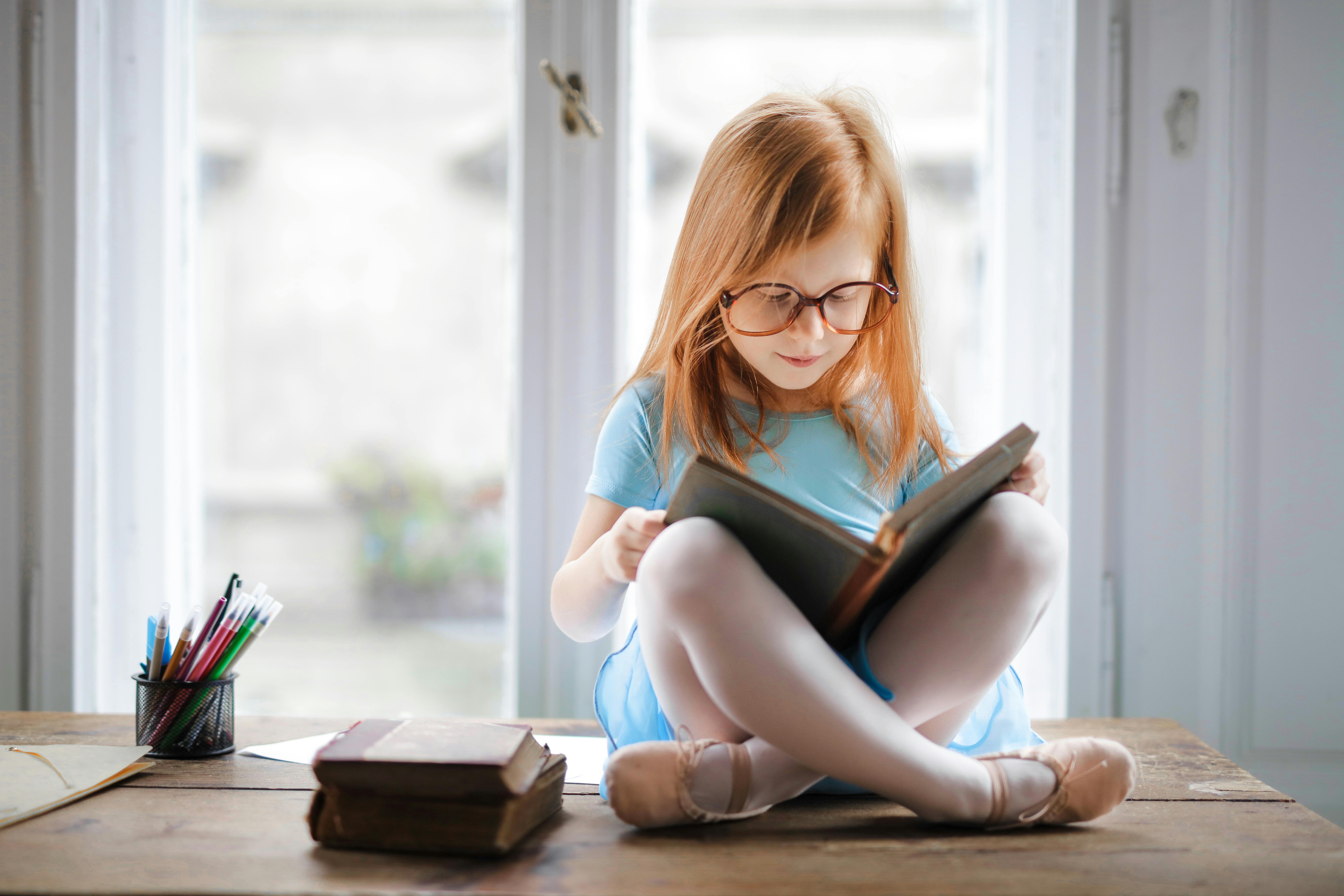 Un enfant lisant un livre | Source : Pexels