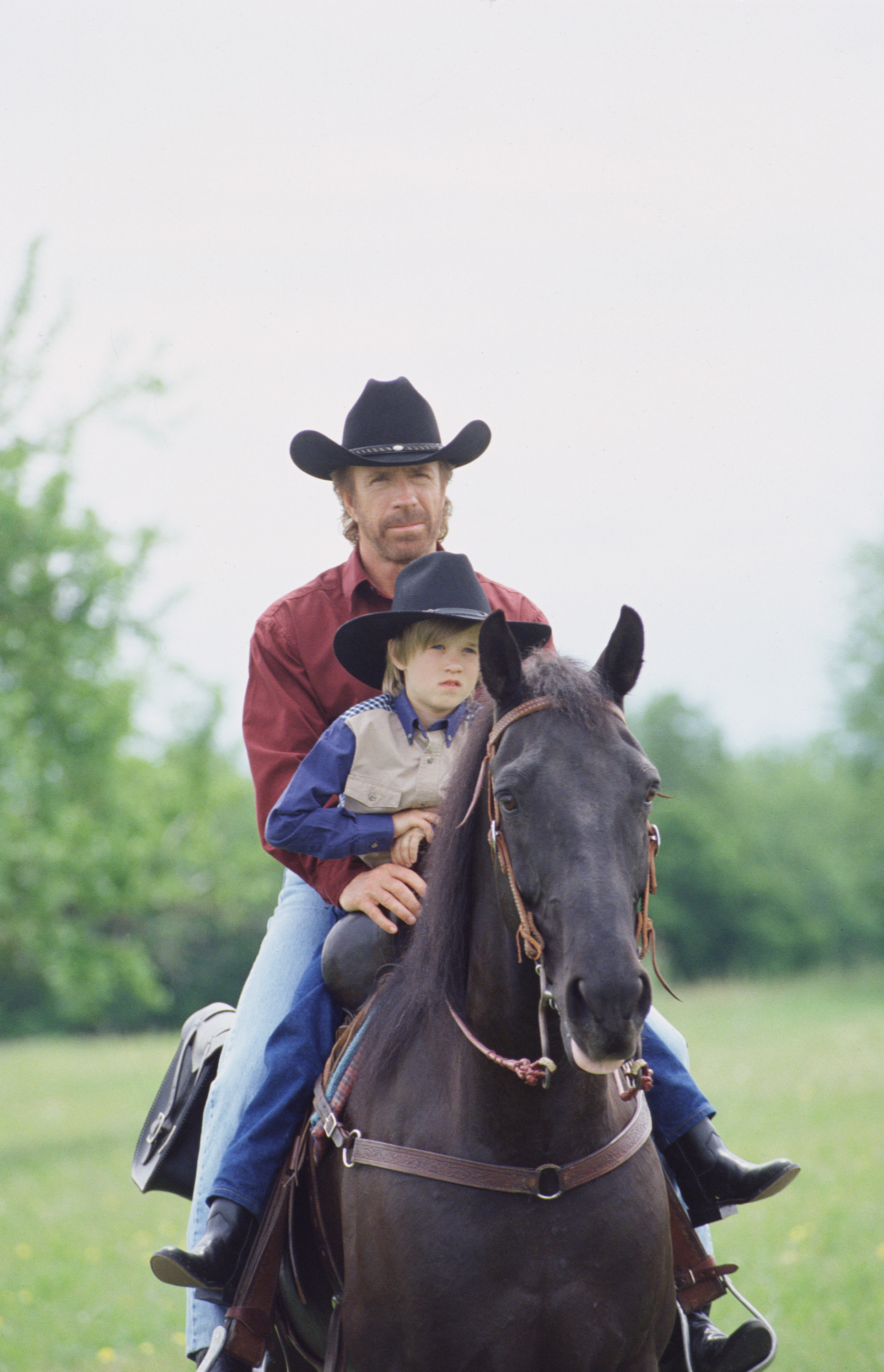 Chuck Norris et l'enfant prodige sur le plateau de "Walker, Texas Ranger", 1997 | Source : Getty Images