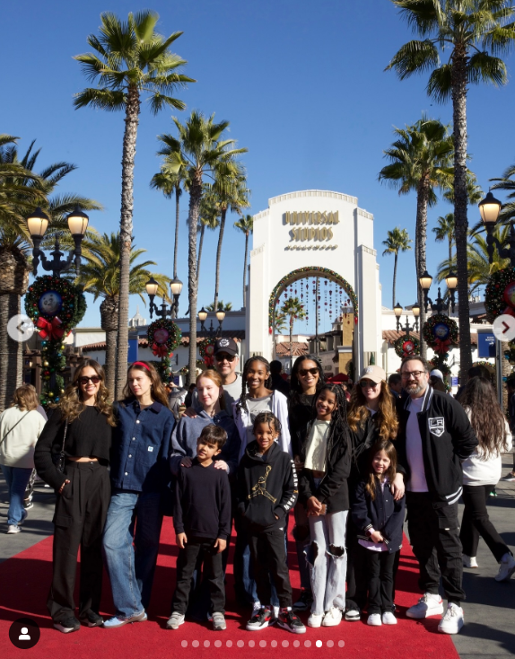 Jessica Alba et Cash Warren, ainsi que leur famille et leurs compagnons, visitent Universal Studios Hollywood, comme partagé le 3 janvier 2025 | Source : Instagram.com/jessicaalba