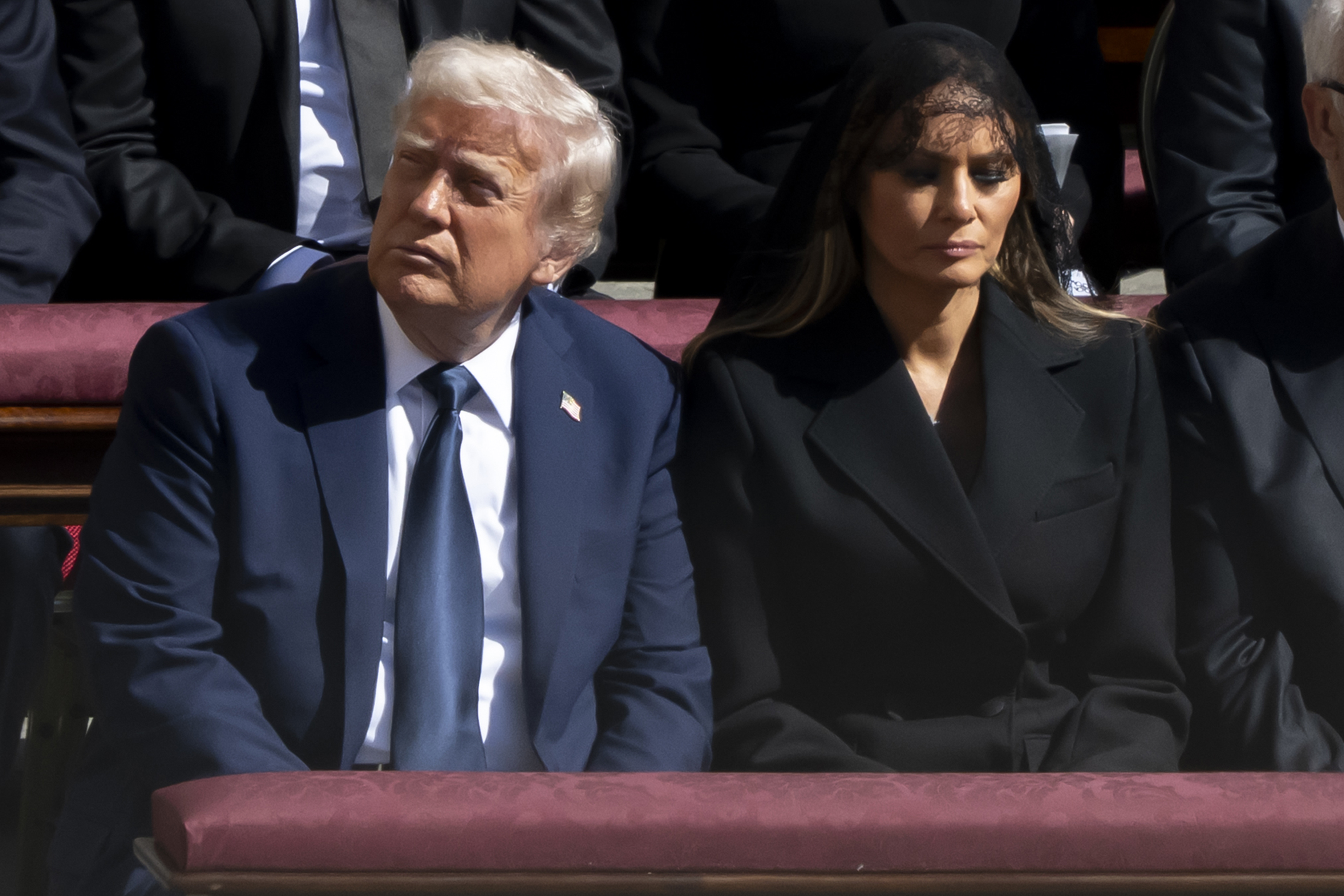 Le président Donald Trump et La Première Dame Melania Trump assistent à la messe de funérailles du défunt pape François sur la place Saint-Pierre, au Vatican. | Source : Getty Images