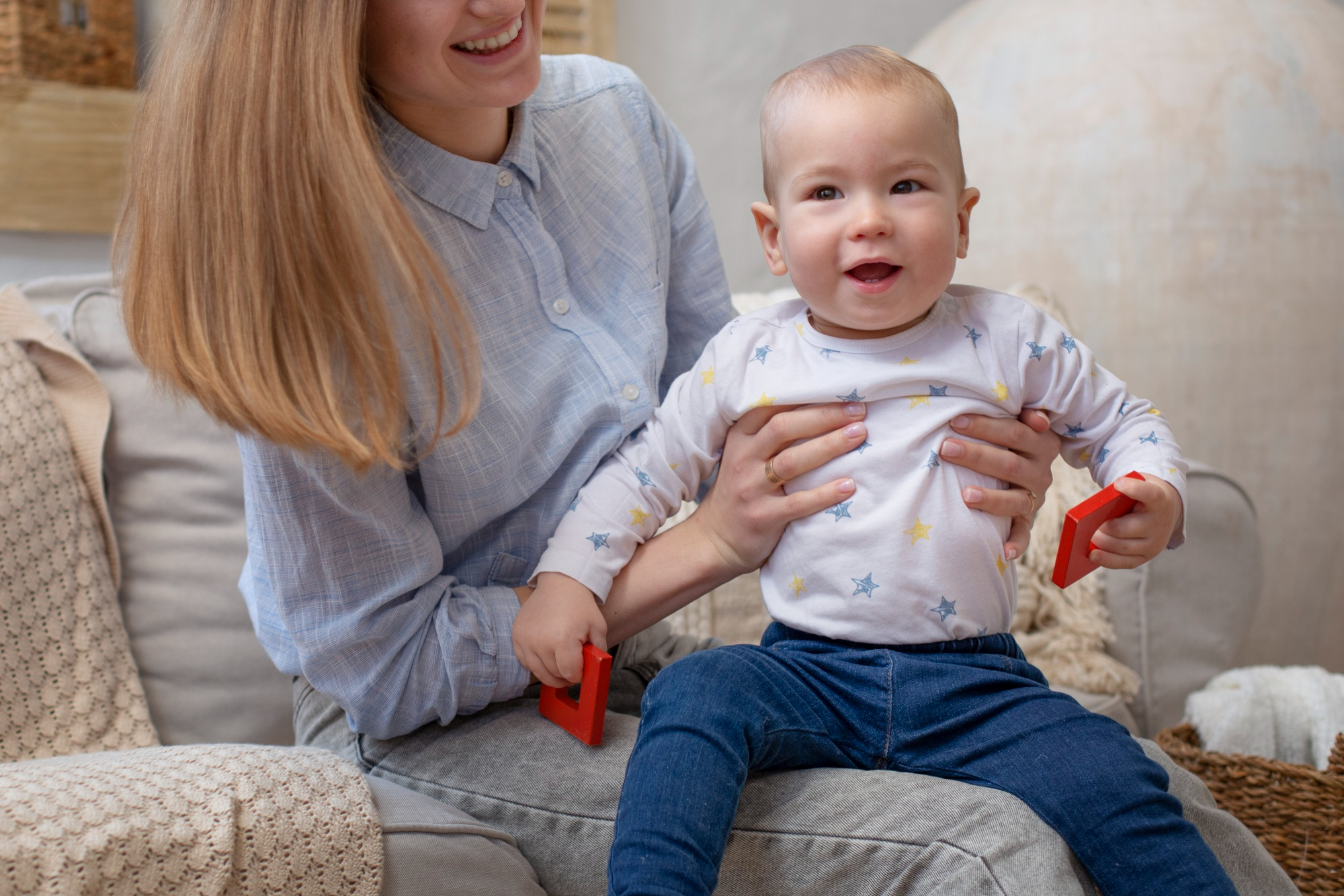 Une nounou souriante tenant un adorable bébé | Source : Freepik