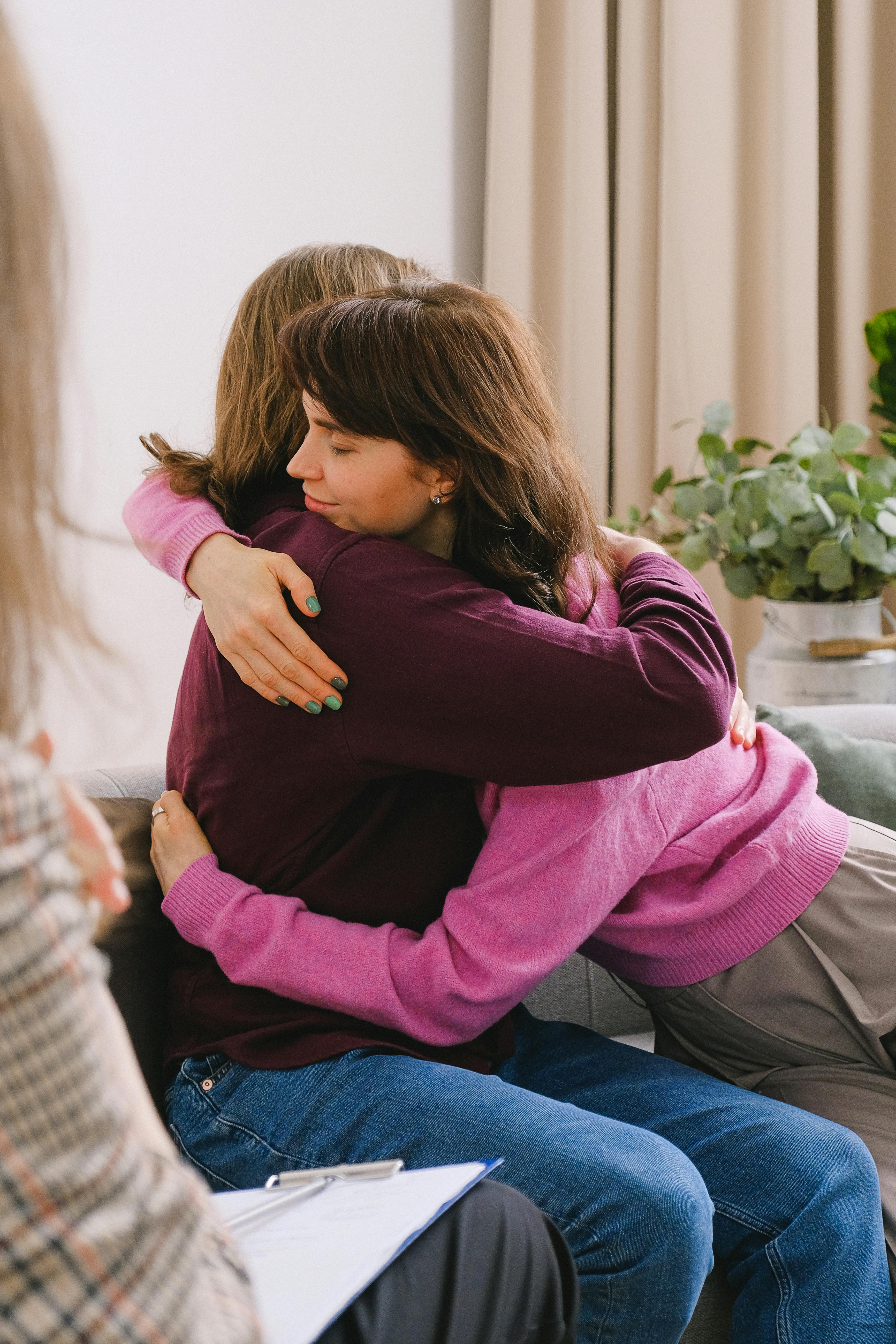 Deux femmes s'étreignent | Source : Pexels