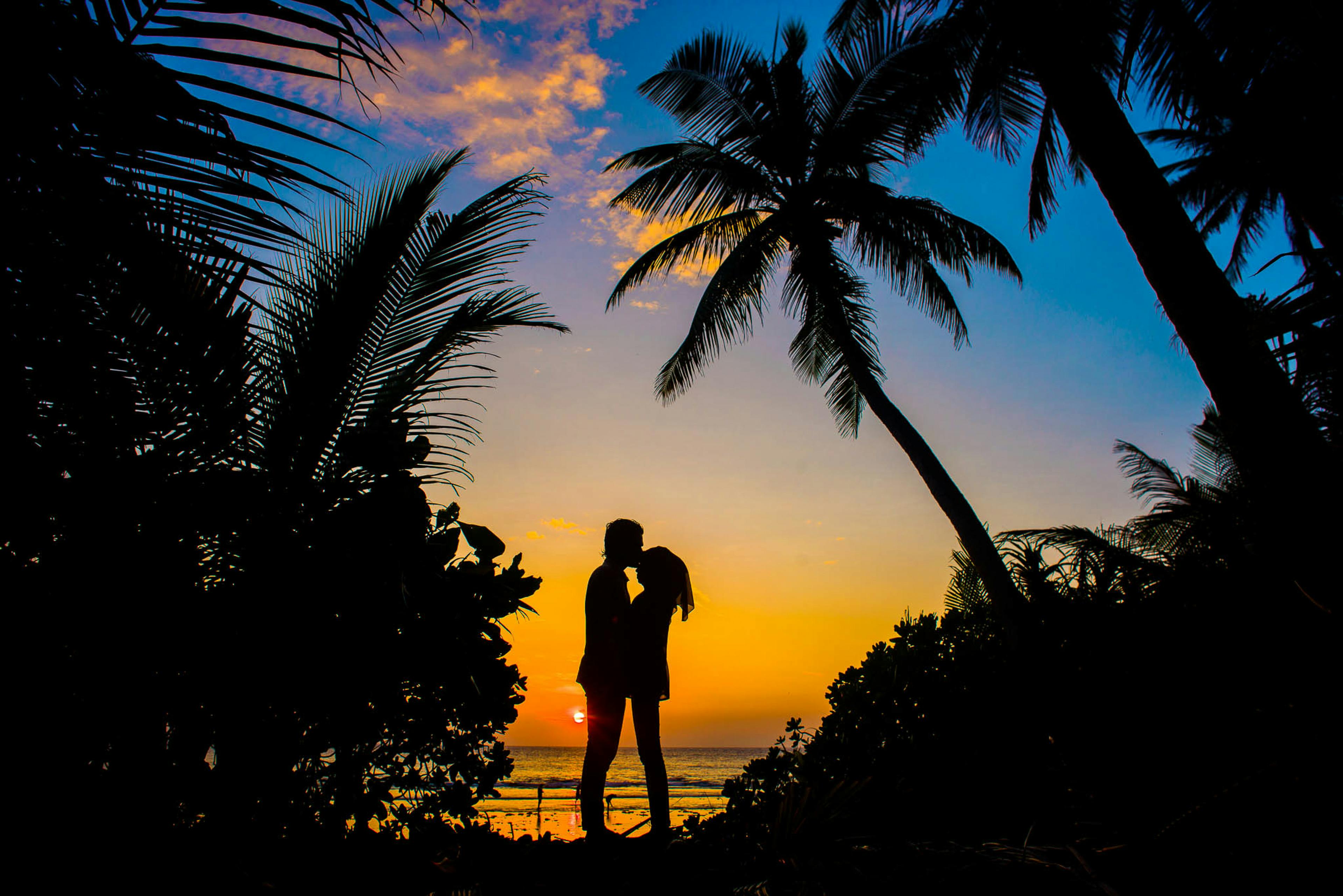 Silhouette d'un homme et d'une femme qui s'embrassent | Source : Pexels