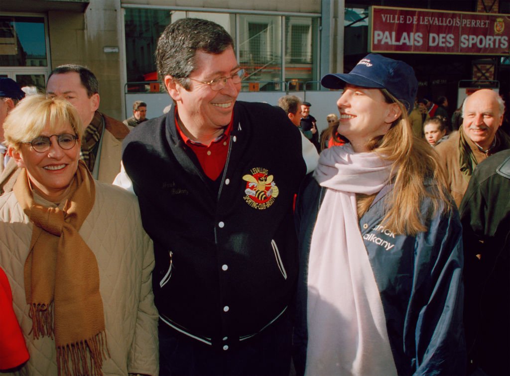 Patrick Balkany, homme politique français, avec sa femme Isabelle Balkany et leur fille Vanessa, à Levallois Perret, le 25 février 2001. | Photo : Getty Images