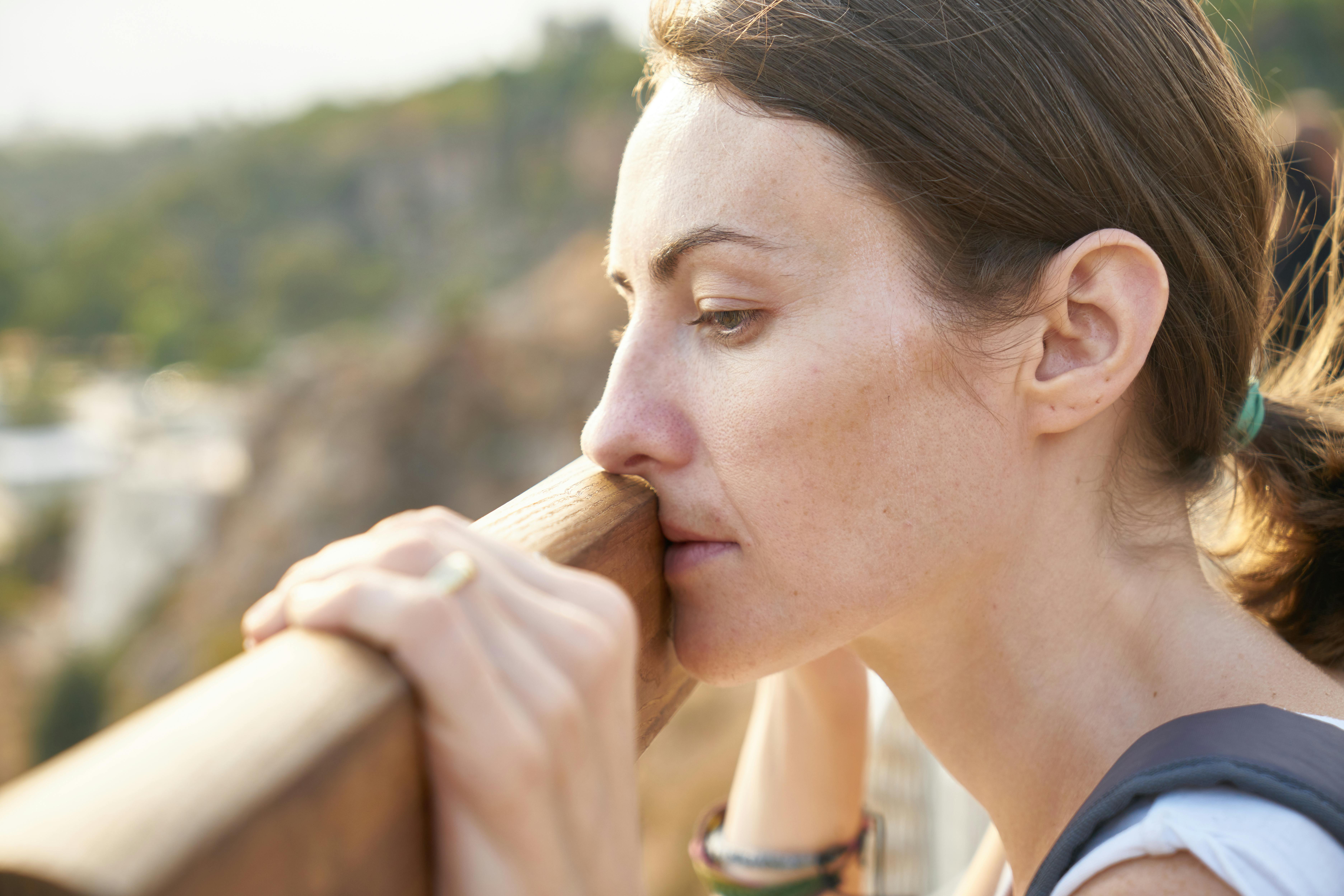 Une femme triste plongée dans ses pensées | Source : Pexels