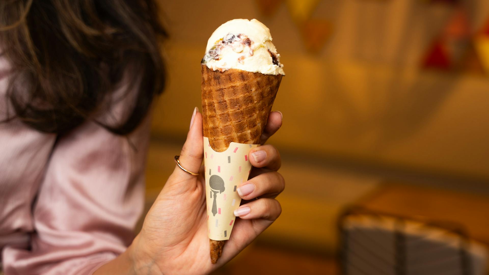 Une femme tenant un cornet de glace | Source : Pexels