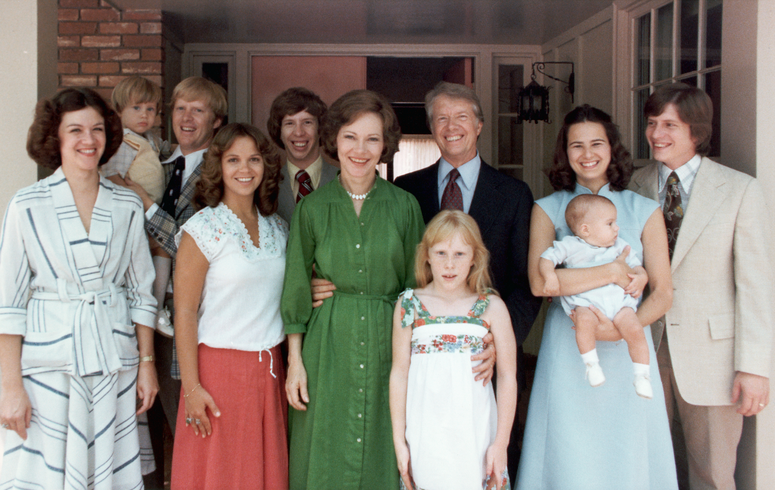 L'ancienne première dame des États-Unis, Rosalynn Carter, et l'ancien président des États-Unis, Jimmy Carter, avec leur famille, photographiés dans un portrait de famille vers 1977-1980 | Source : Getty Images