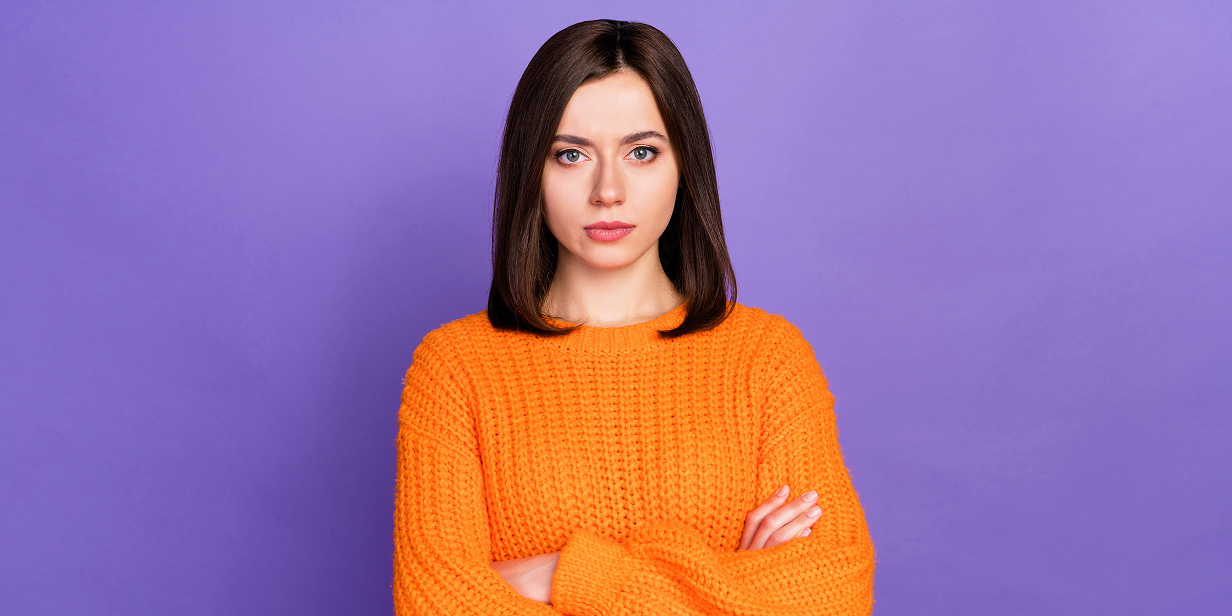 Une femme debout, les bras croisés | Source : Shutterstock