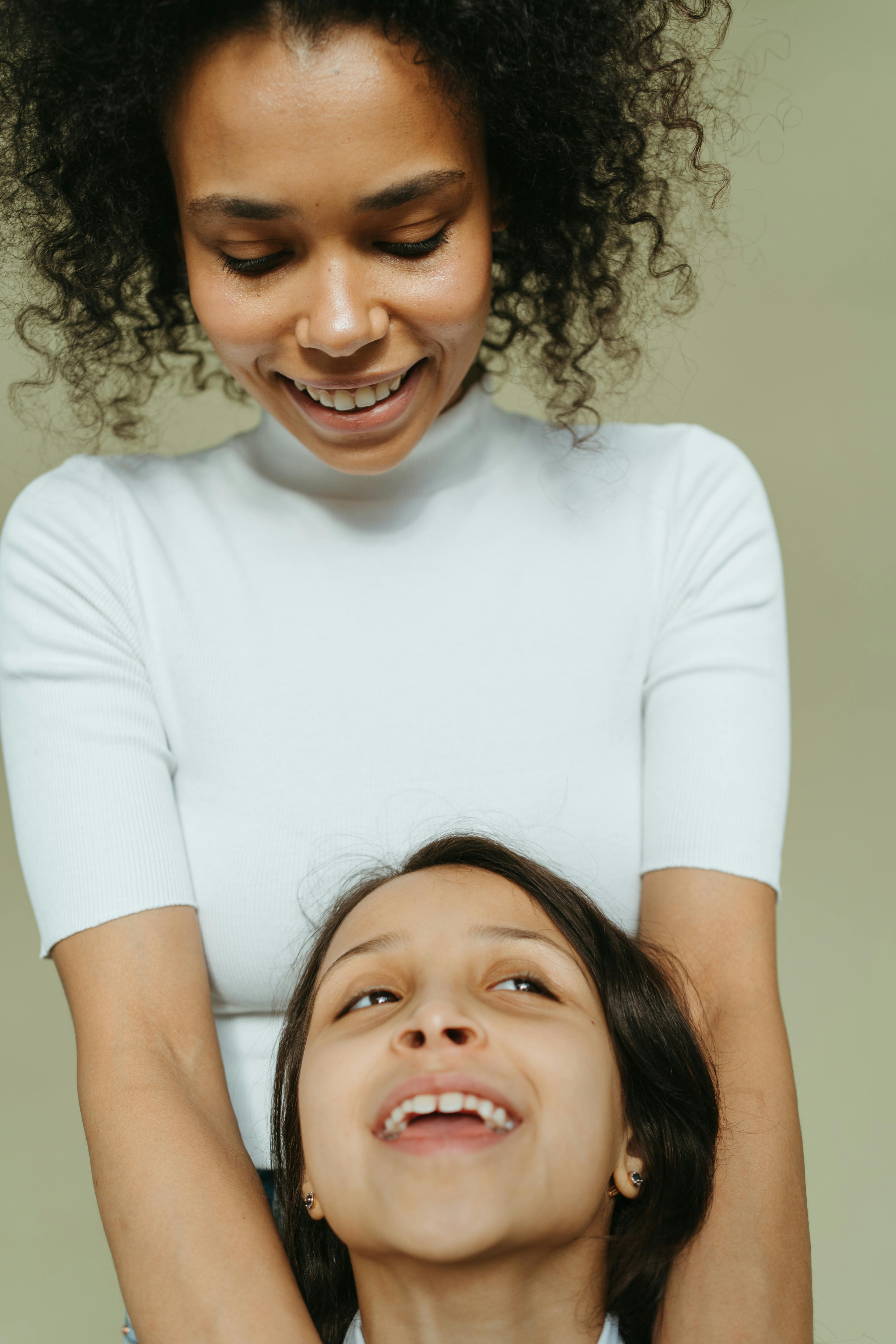 Une mère en train de tisser des liens avec son enfant | Source : Pexels