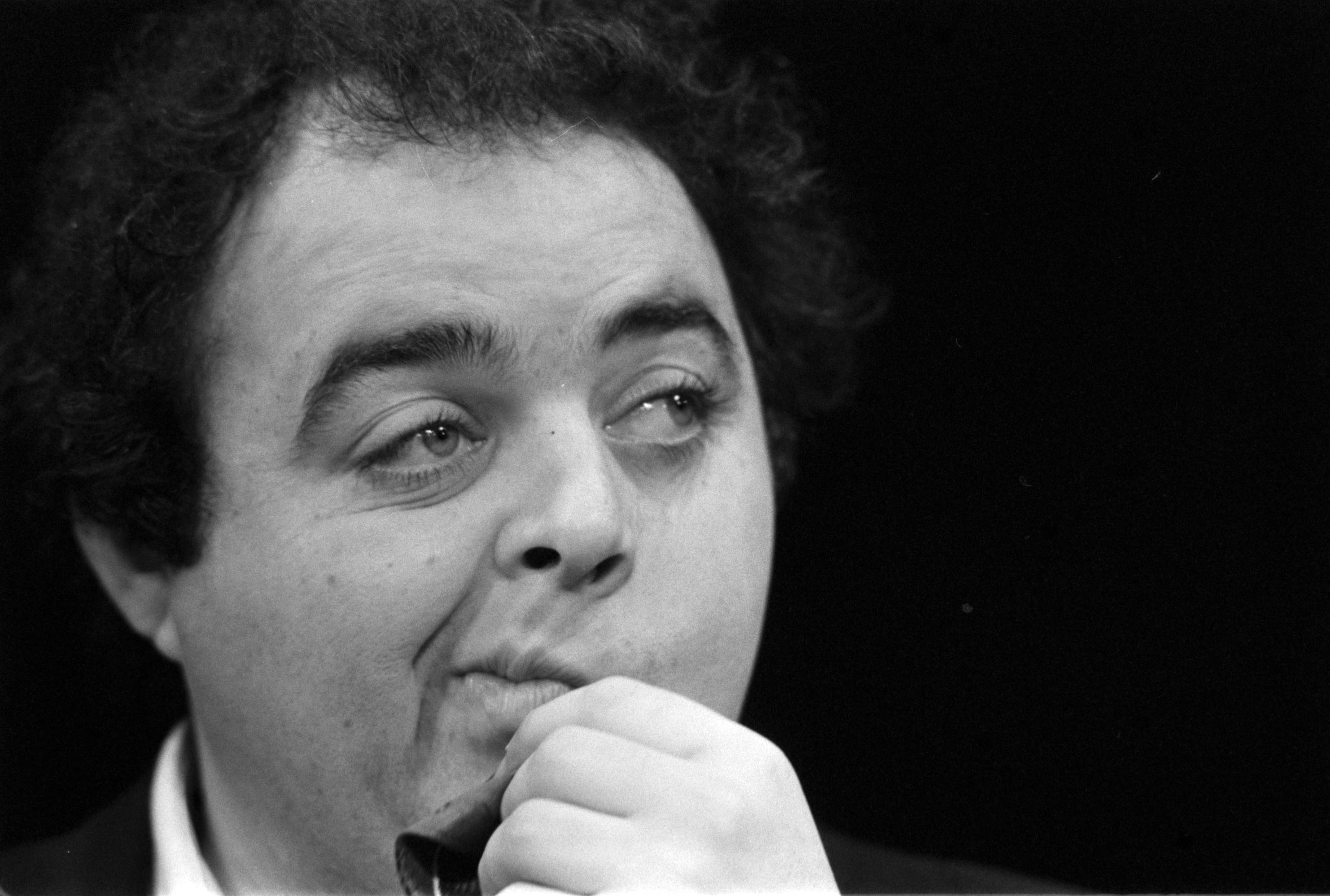 Jacques Villeret sur scène à l'Espace Cardin à Paris, France, le 8 février 1984 I Source : Getty Images