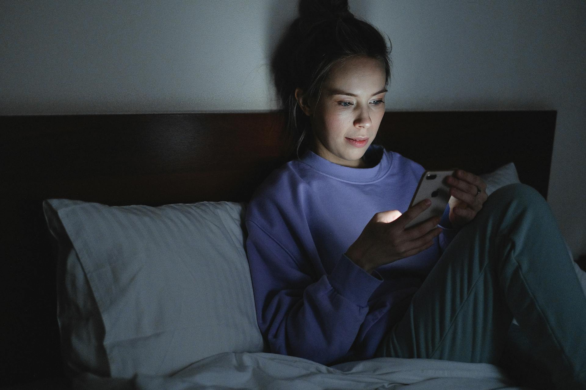 Une femme qui regarde son téléphone avec confusion | Source : Pexels