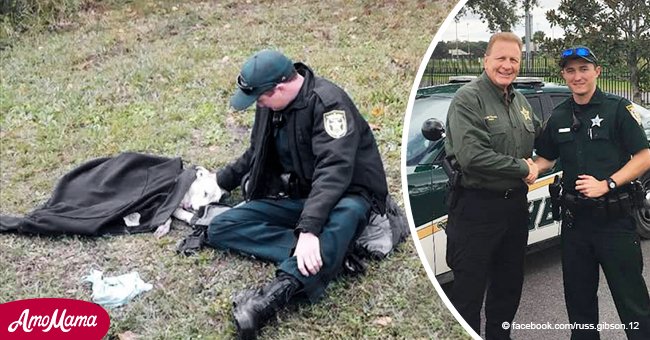 Un officier compatissant s'arrête pour réconforter un chien heurté par une voiture et l'enveloppe dans sa veste