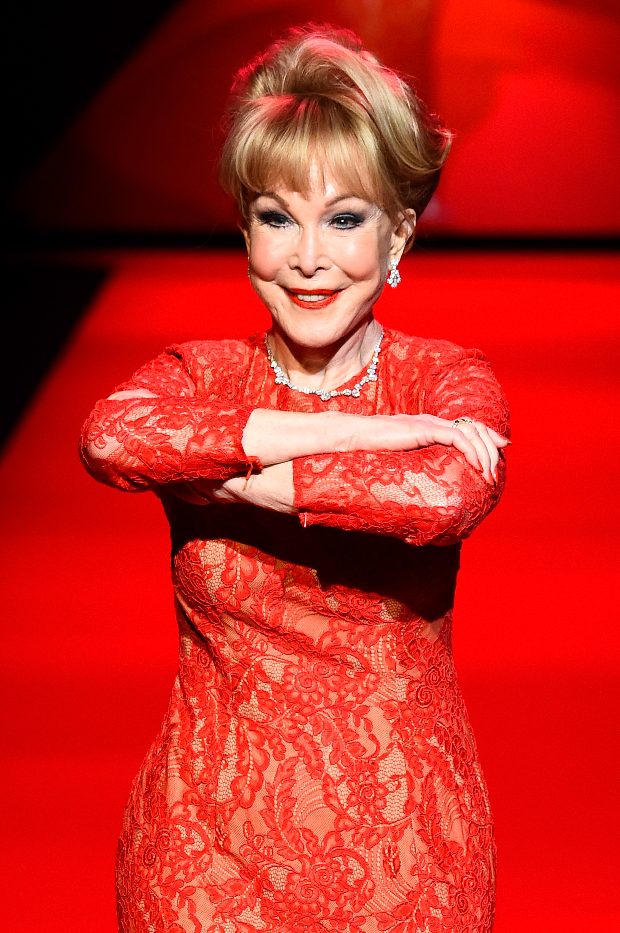 Barbara Eden marche sur le podium lors du défilé Go Red For Women Red Dress Collection 2015 présenté par Macy's lors de la Mercedes-Benz Fashion Week Fall 2015, le 12 février 2015, à New York. | Source : Getty Images