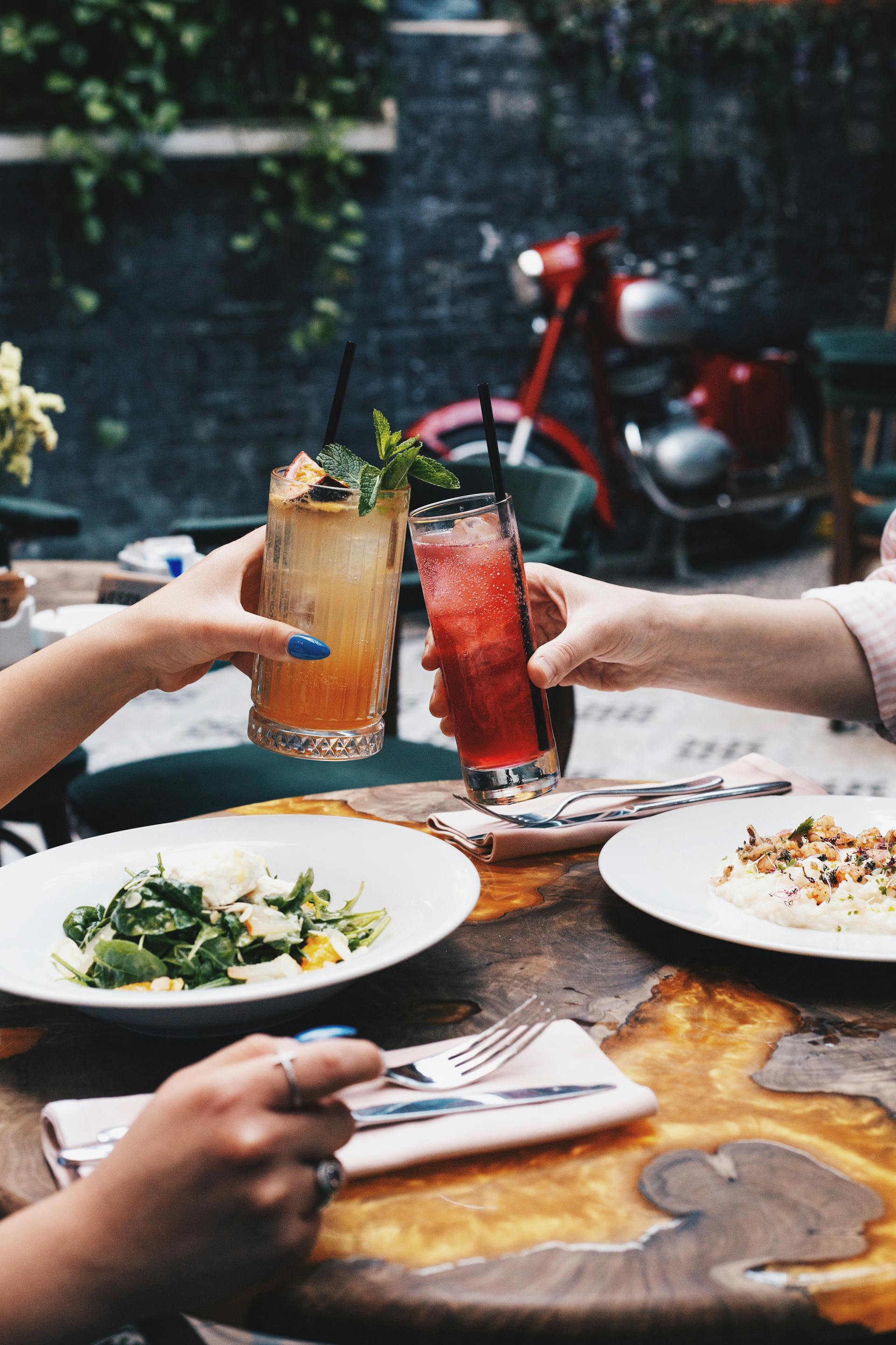 Des personnes dans un restaurant applaudissent avec des cocktails glacés | Source : Pexels