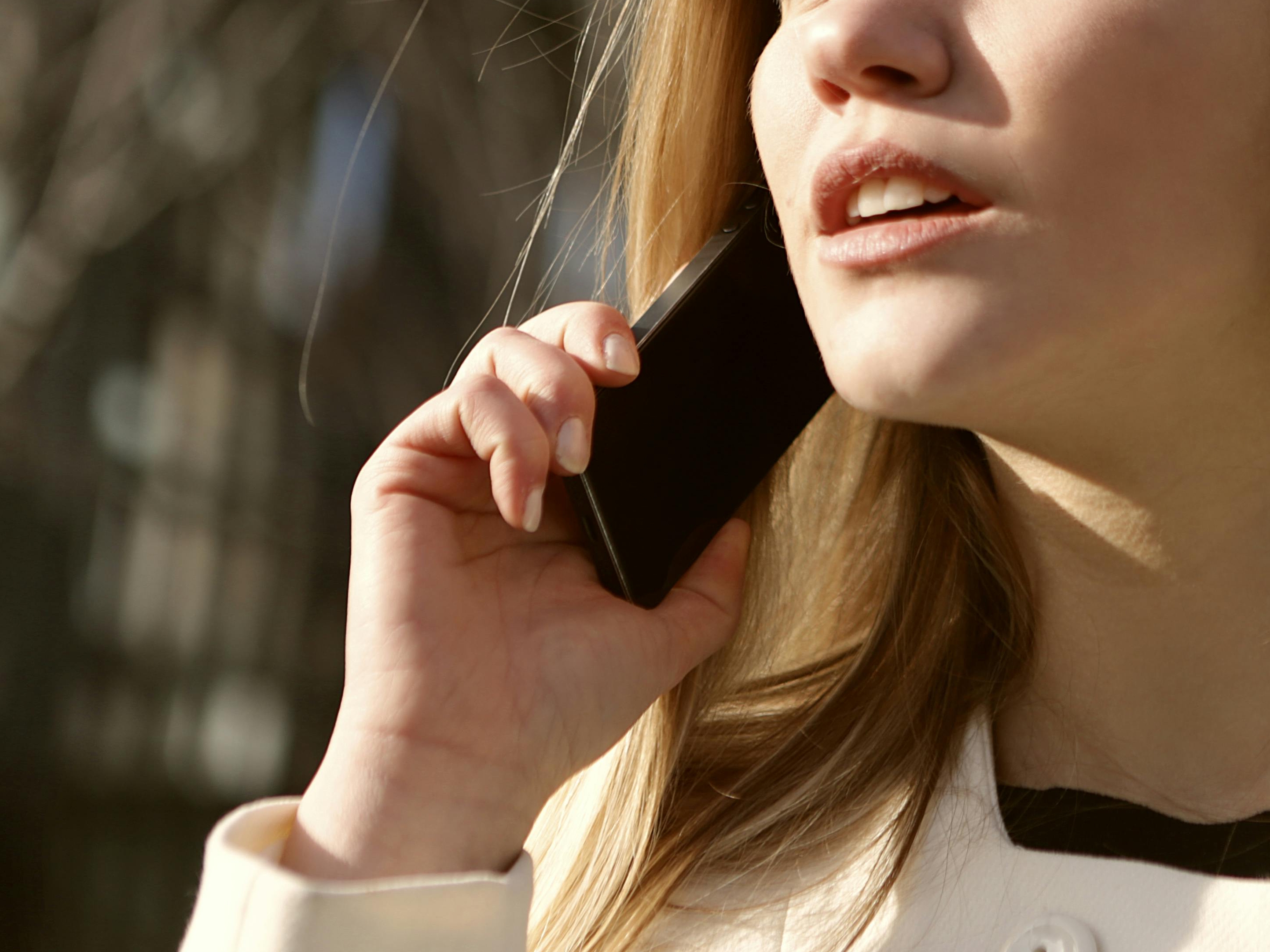 Une femme en train de téléphoner sur son portable, l'air inquiet | Source : Pexels