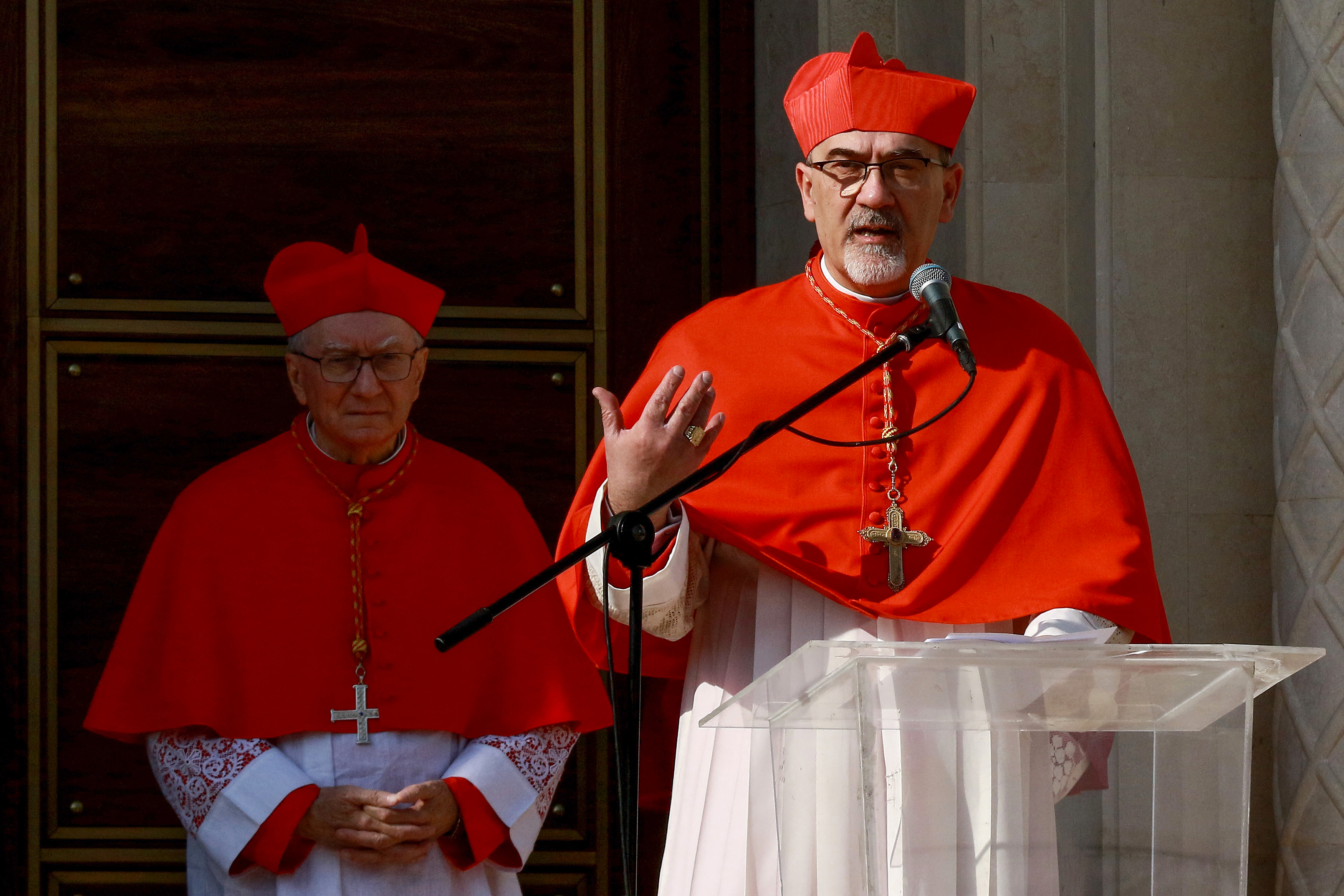 Le cardinal Pierbattista Pizzaballa prononce un discours sous le regard du cardinal Pietro Parolin avant la dédicace de l'église du Baptême du Seigneur, le 10 janvier 2025, à Al-Maghtas sur la rive orientale du Jourdain, près d'Amman. | Source : Getty Images