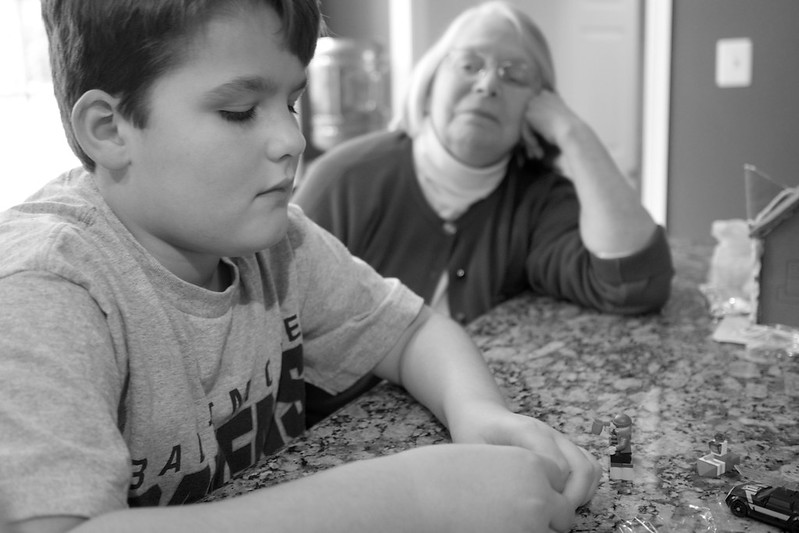Une photo en noir et blanc d'un jeune garçon et d'une femme âgée | Source : Flickr