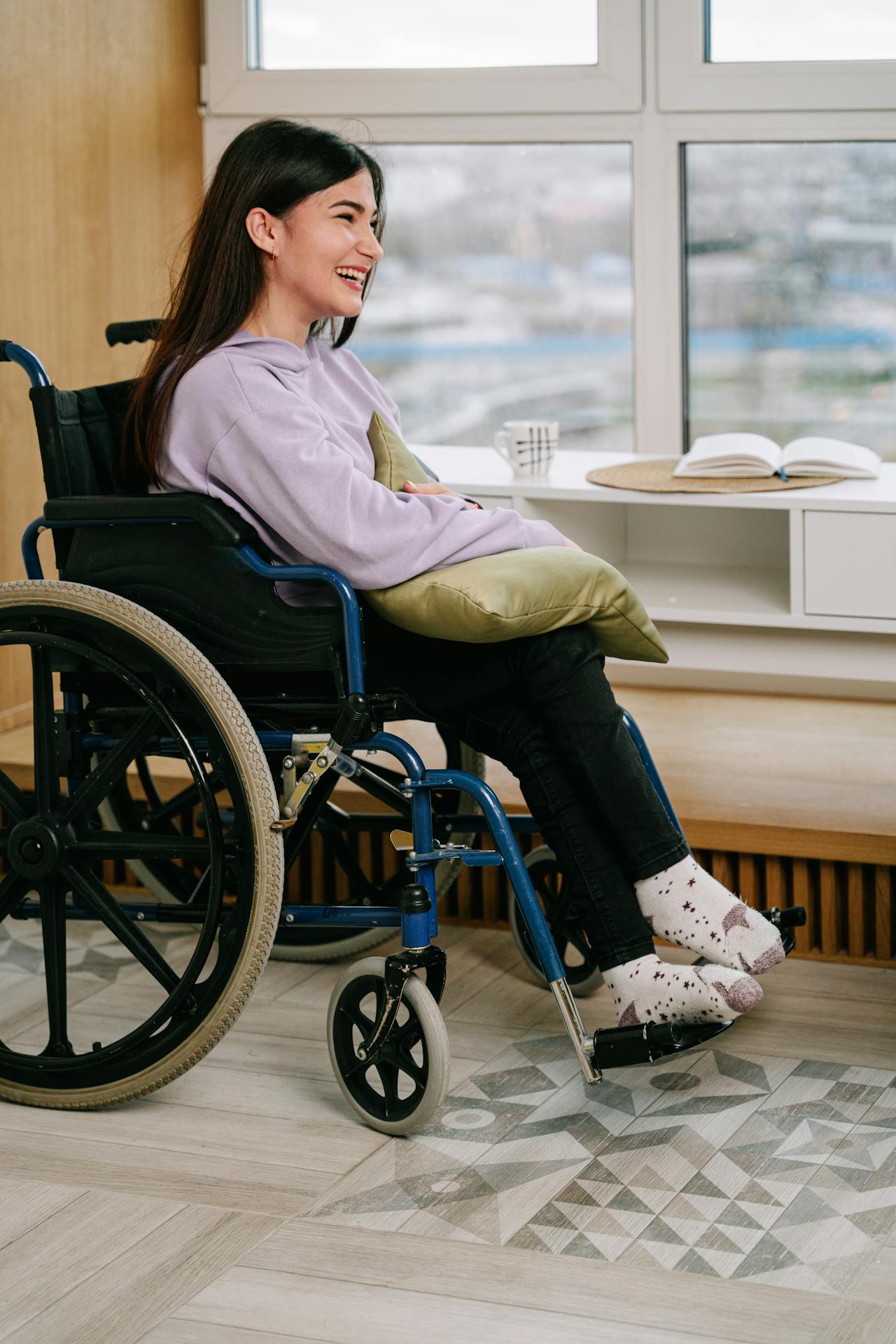 Une femme ravie assise sur un fauteuil roulant | Source : Pexels