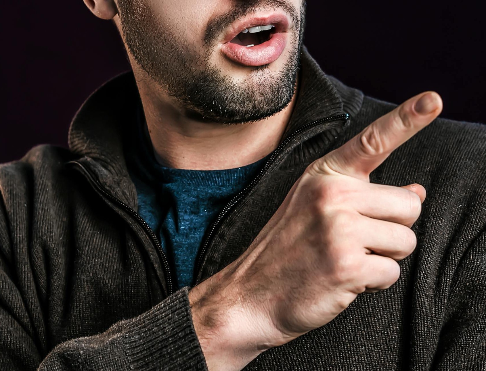 Un homme qui pointe son doigt vers quelque chose | Source : Pexels
