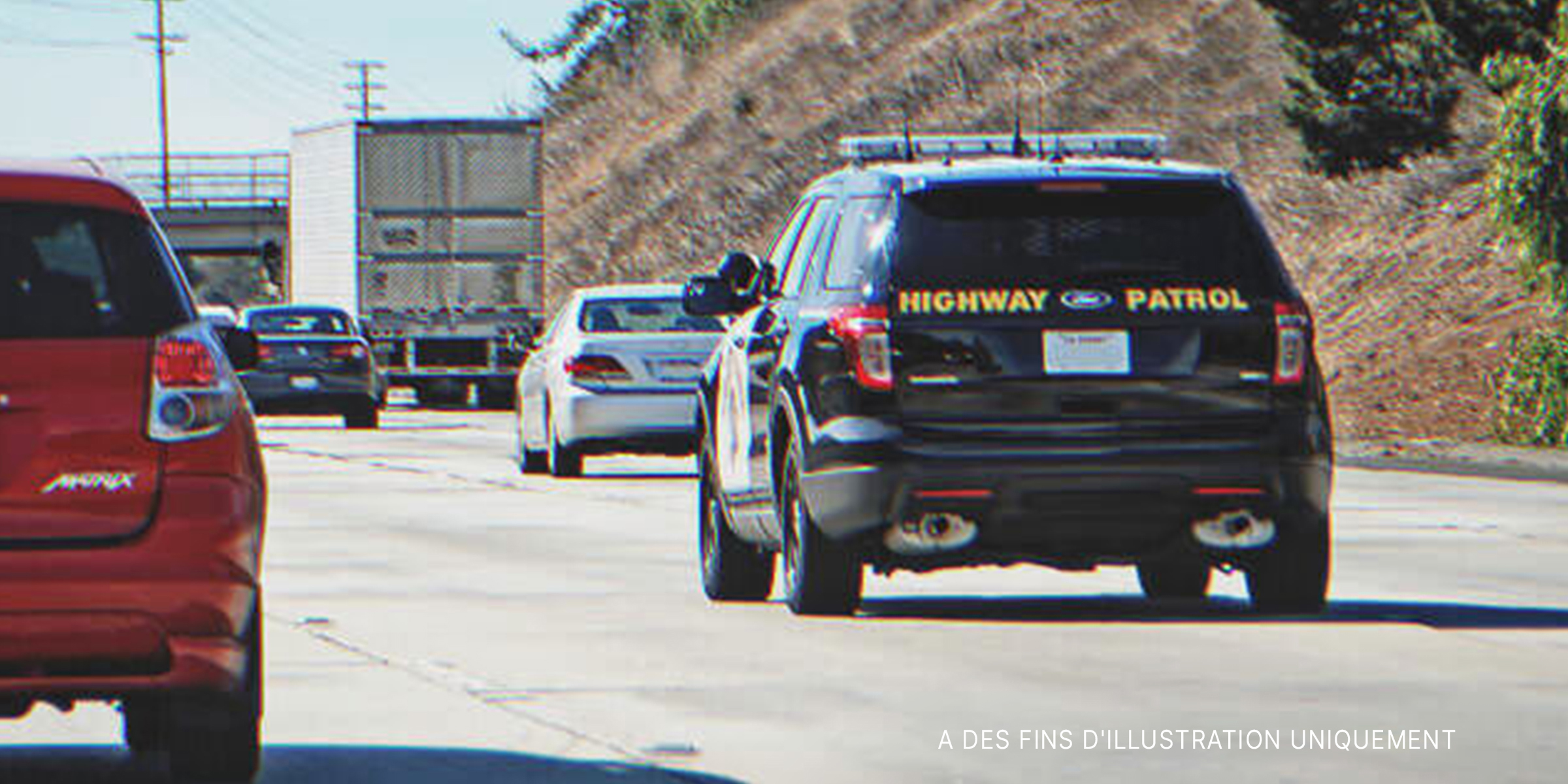 Une voiture de patrouille routière roulant sur une autoroute | Source : Flickr / Chris Yarzab (CC BY 2.0)