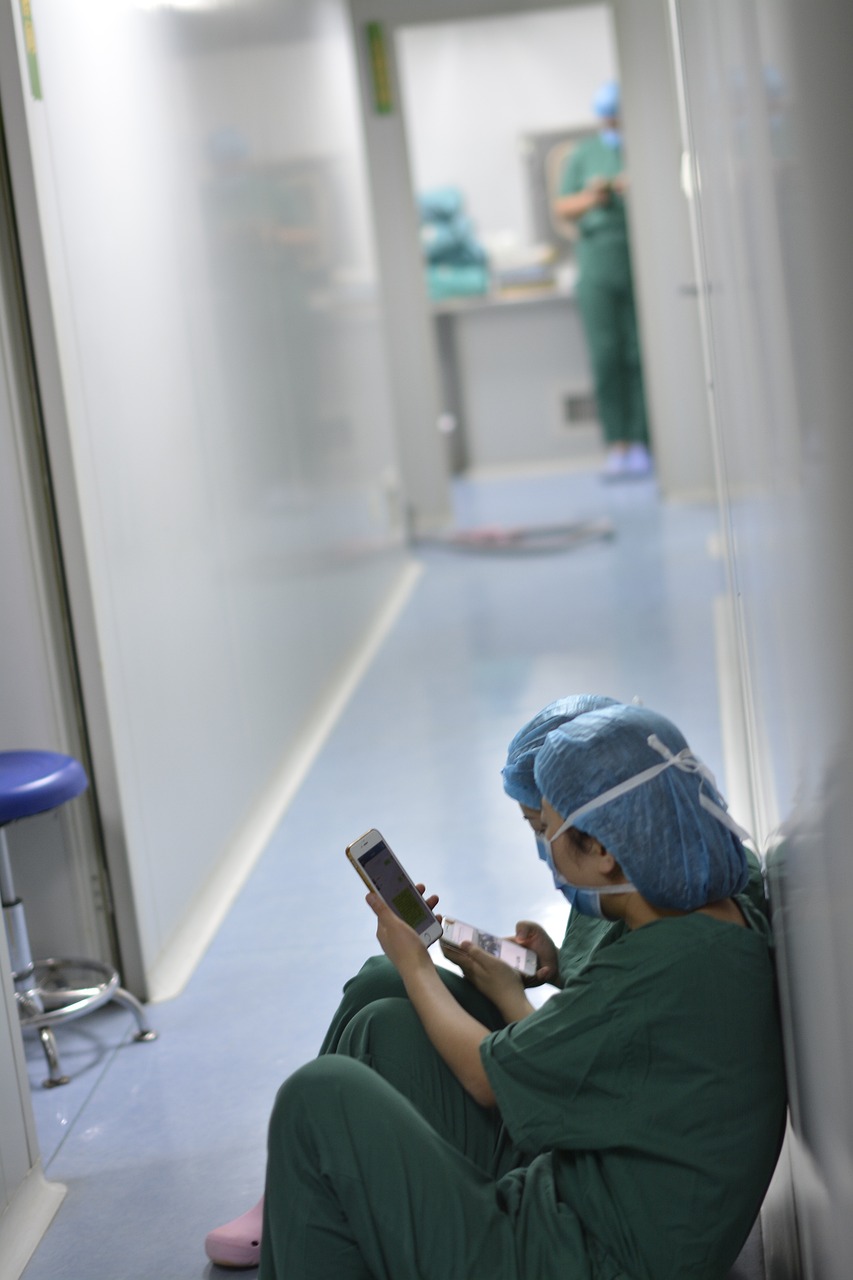 Des infirmières épuisées font une pause dans un couloir d'hôpital | Source : Pixabay