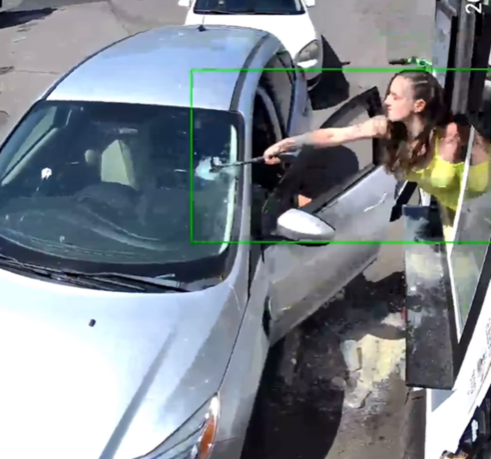 Emma Lee brise le pare-brise de la voiture du gars avec un marteau | Source : instagram.com/emmxxss