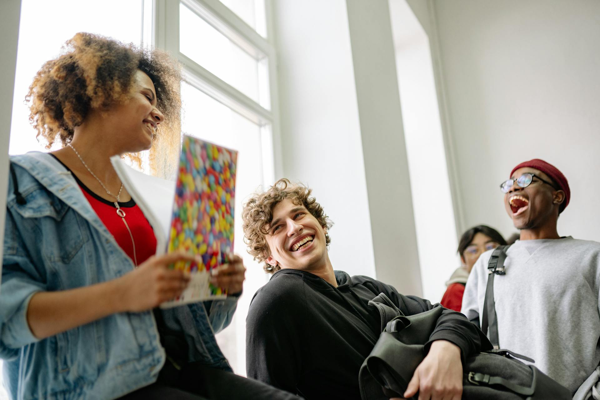 Un groupe de jeunes étudiants en train de rire | Source : Pexels