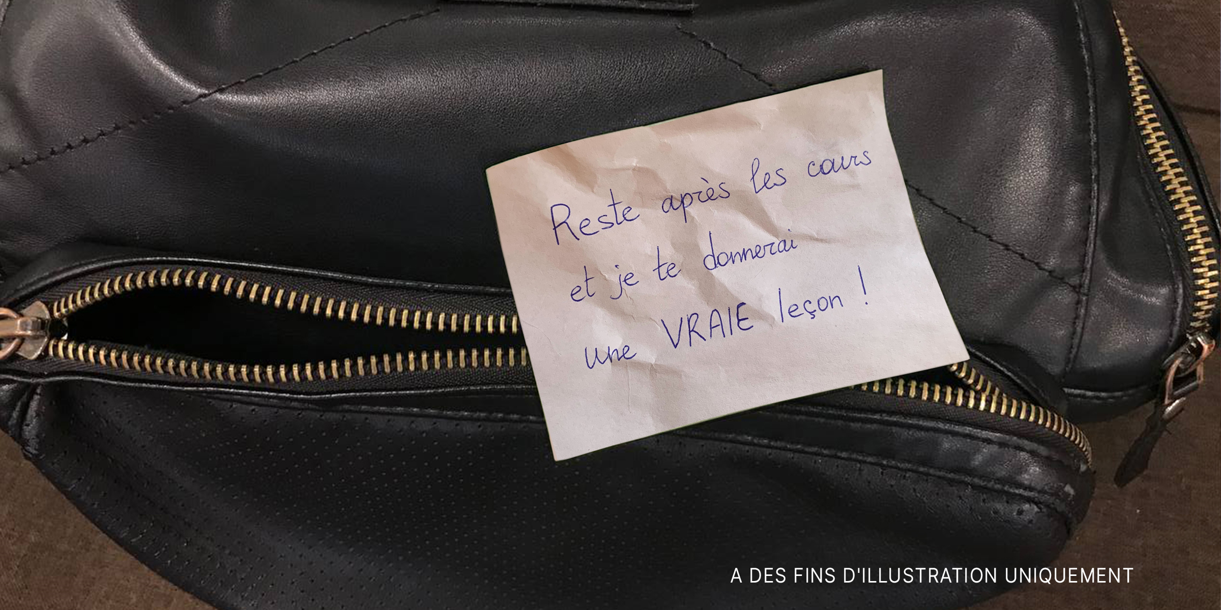Une note laissée sur un sac à dos | Source : AmoMama