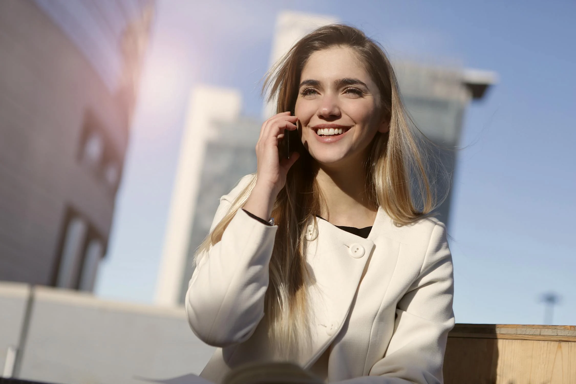 Une femme heureuse qui parle au téléphone | Source : Pexels