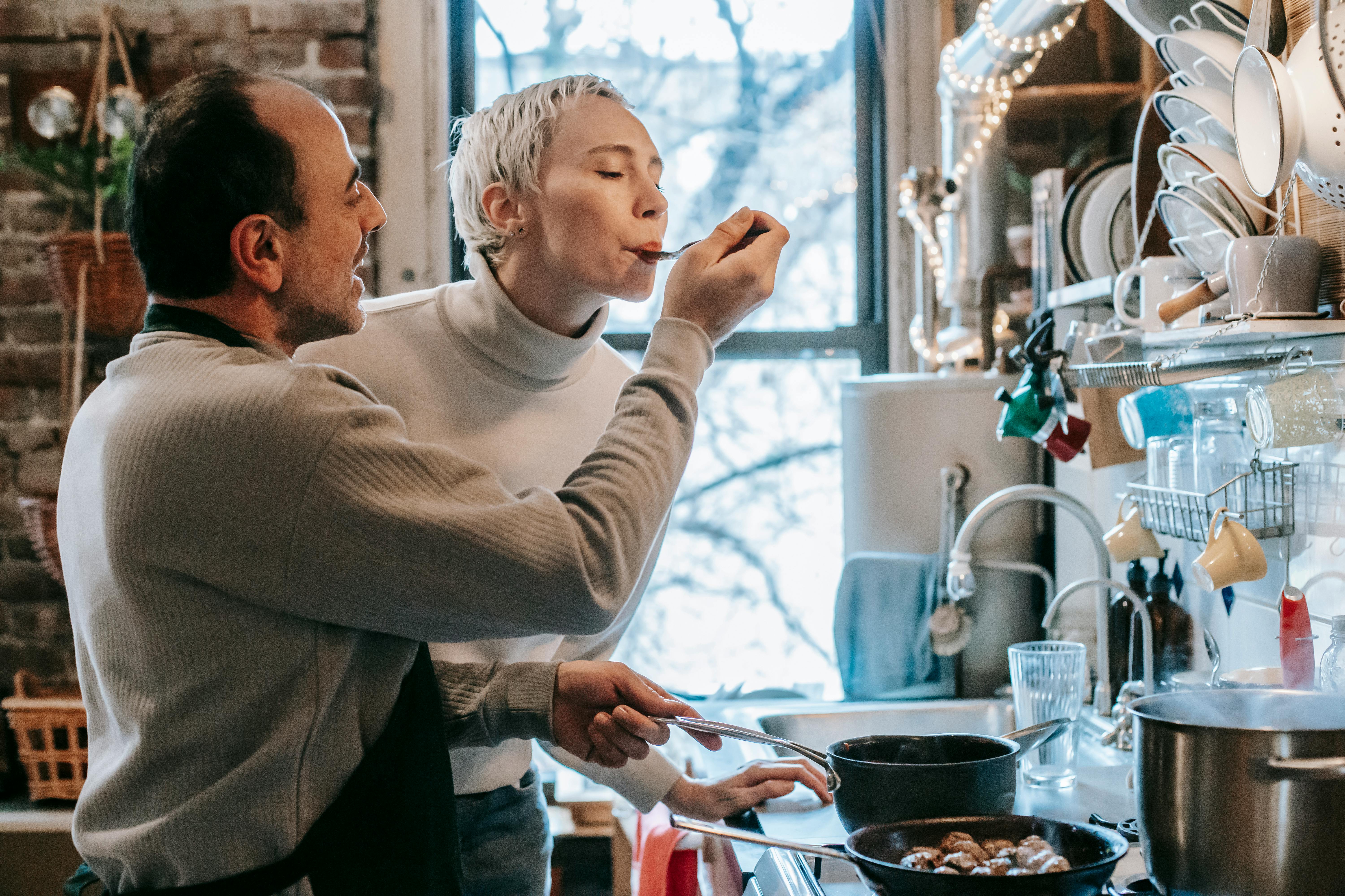 Un couple qui prend plaisir à cuisiner | Source : Pexels