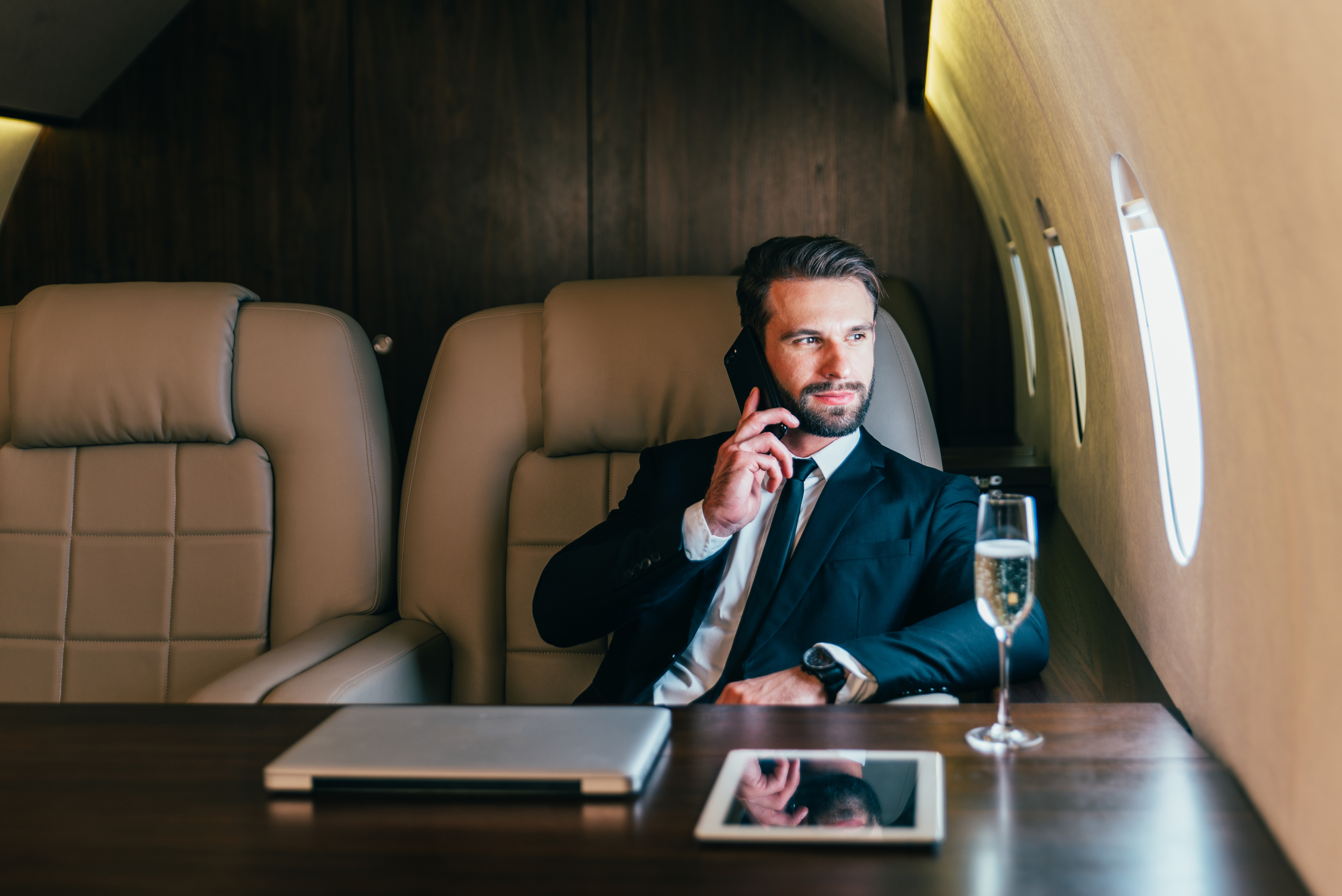 Homme d'affaires volant à bord de son jet privé | Source : Shutterstock