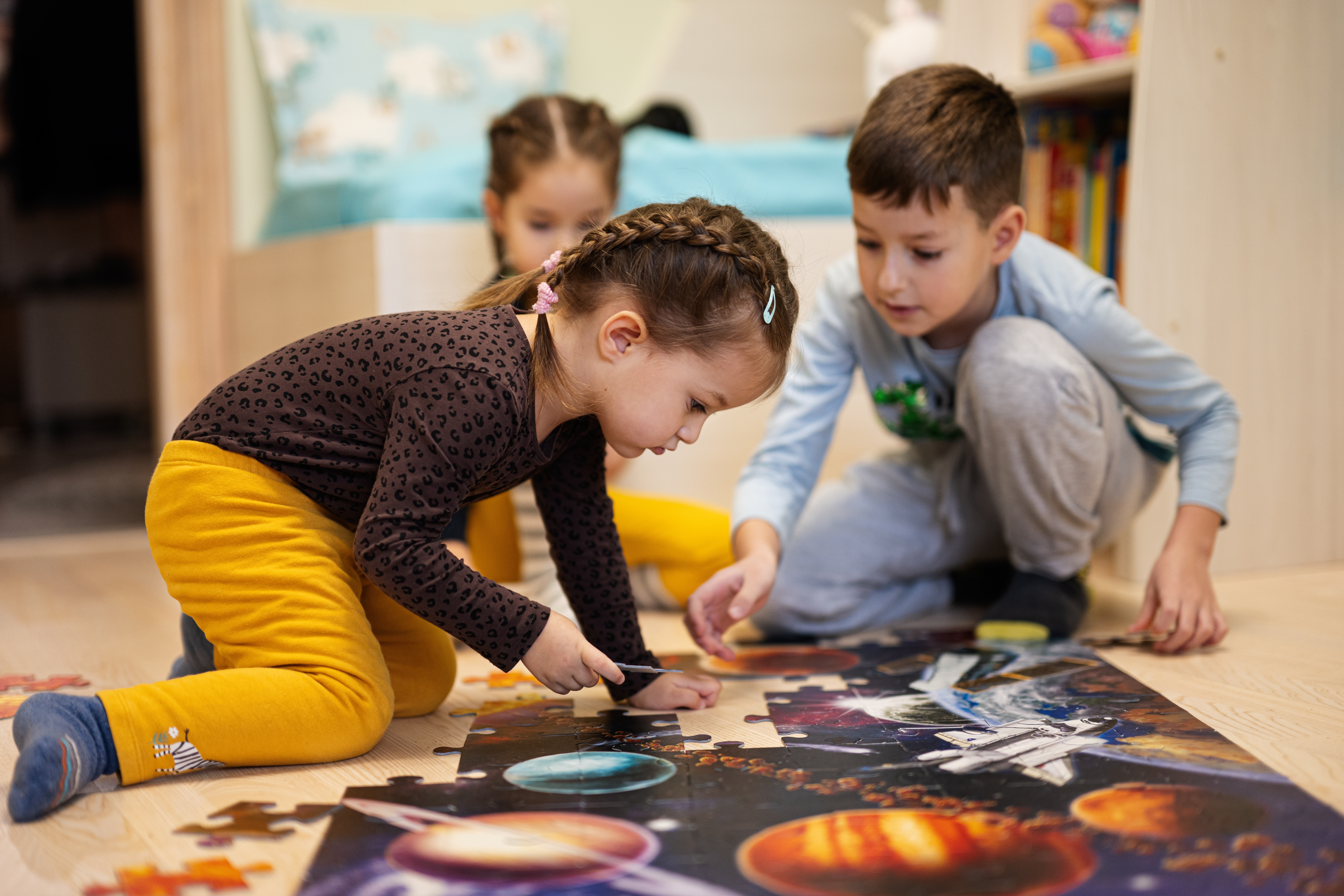 Des enfants travaillent sur un puzzle | Source : Shutterstock