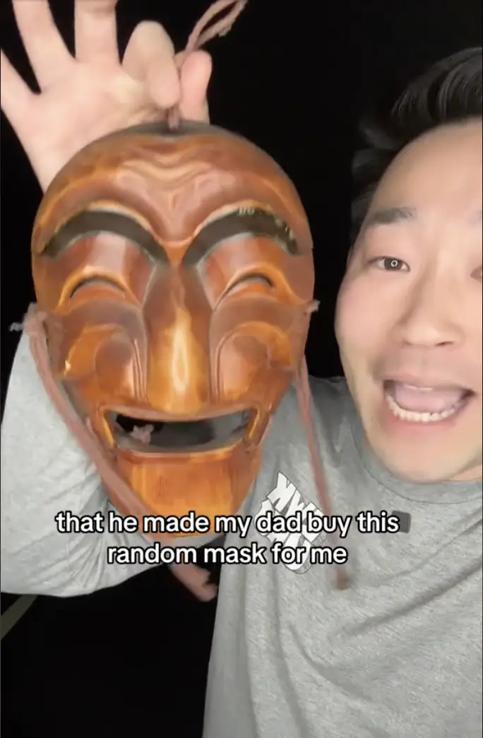 Ed Choi montrant le masque qu'il a reçu de son père disparu depuis longtemps, comme on peut le voir dans une vidéo datée du 10 novembre 2023 | Source : TikTok/etchaskej