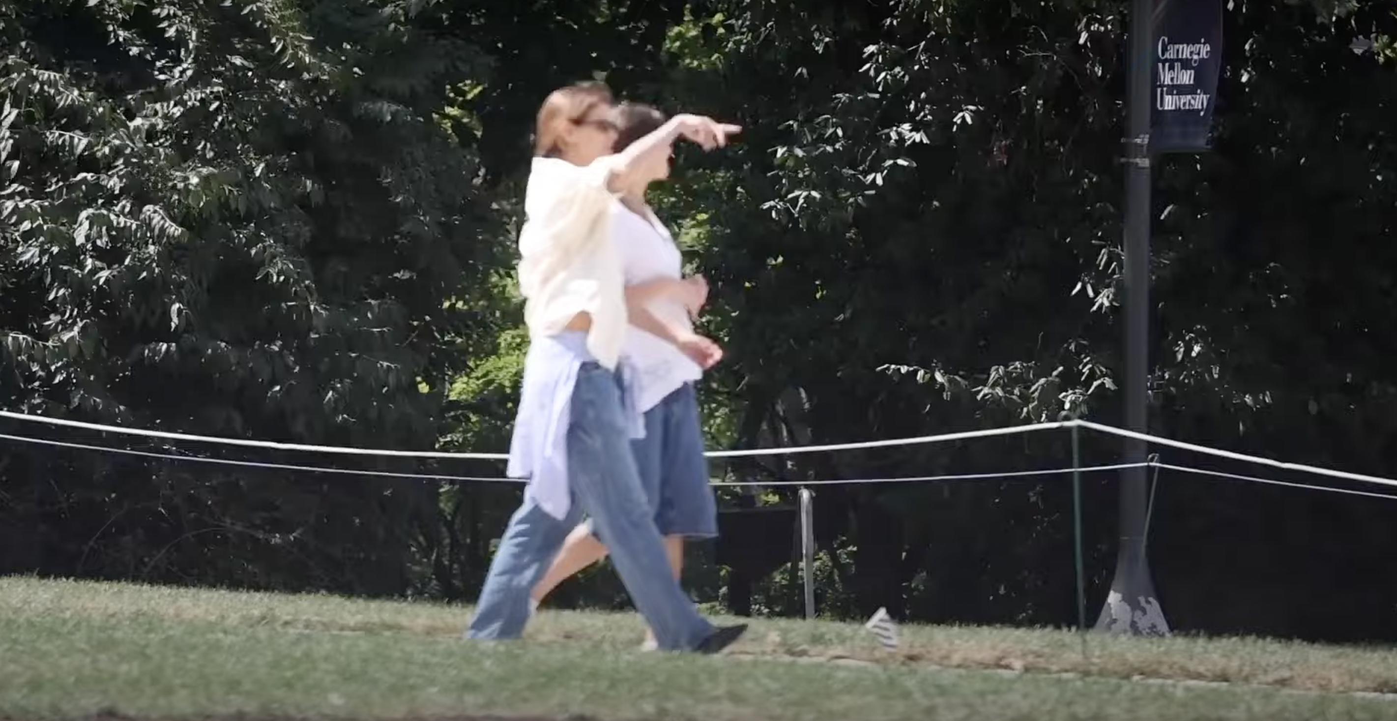 Katie Holmes et Suri Cruise sur le campus de l'université Carnegie Mellon dans un post daté du 20 août 2024 | Source : YouTube/Page Six