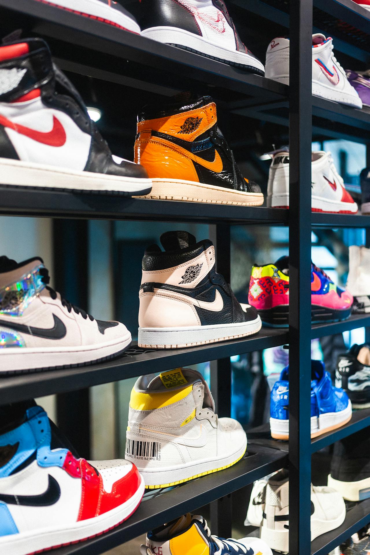 Des baskets de marque sur un présentoir de magasin | Source : Pexels
