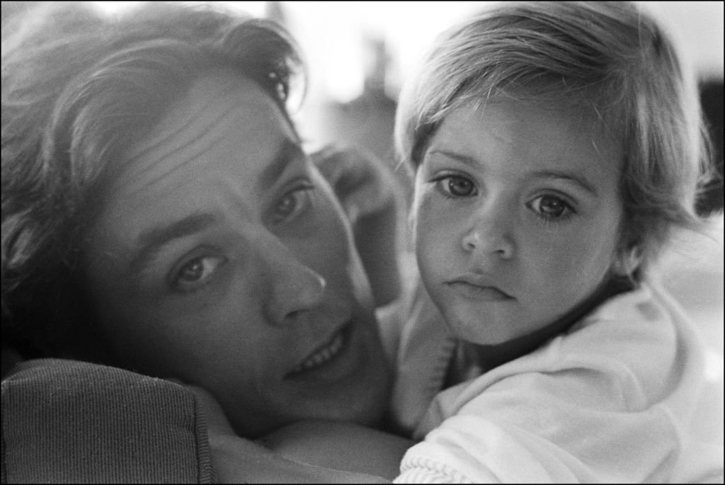 Portrait d'Alain Delon avec son fils Anthony, en 1966