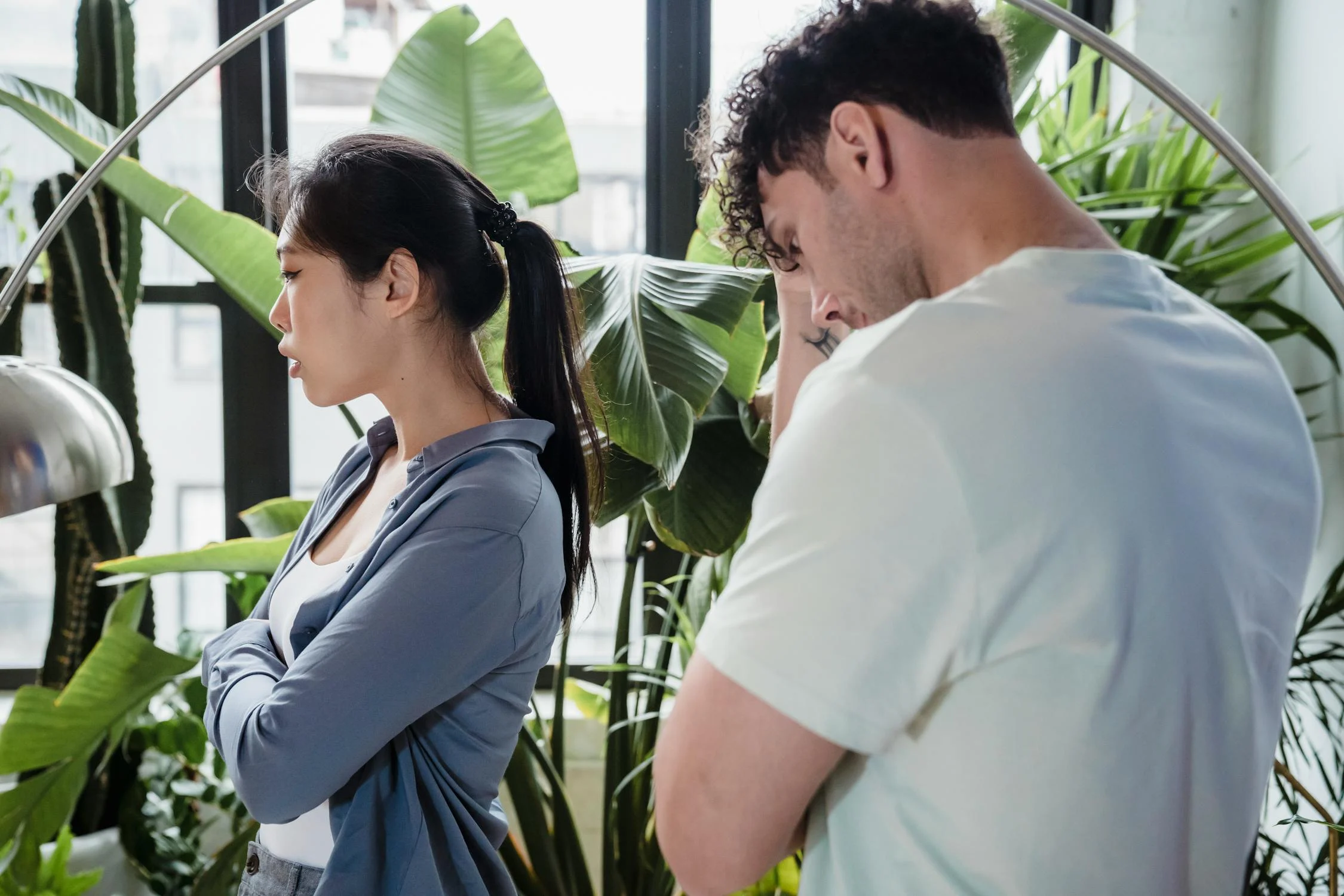 Une femme se détournant de son mari | Source : Pexels